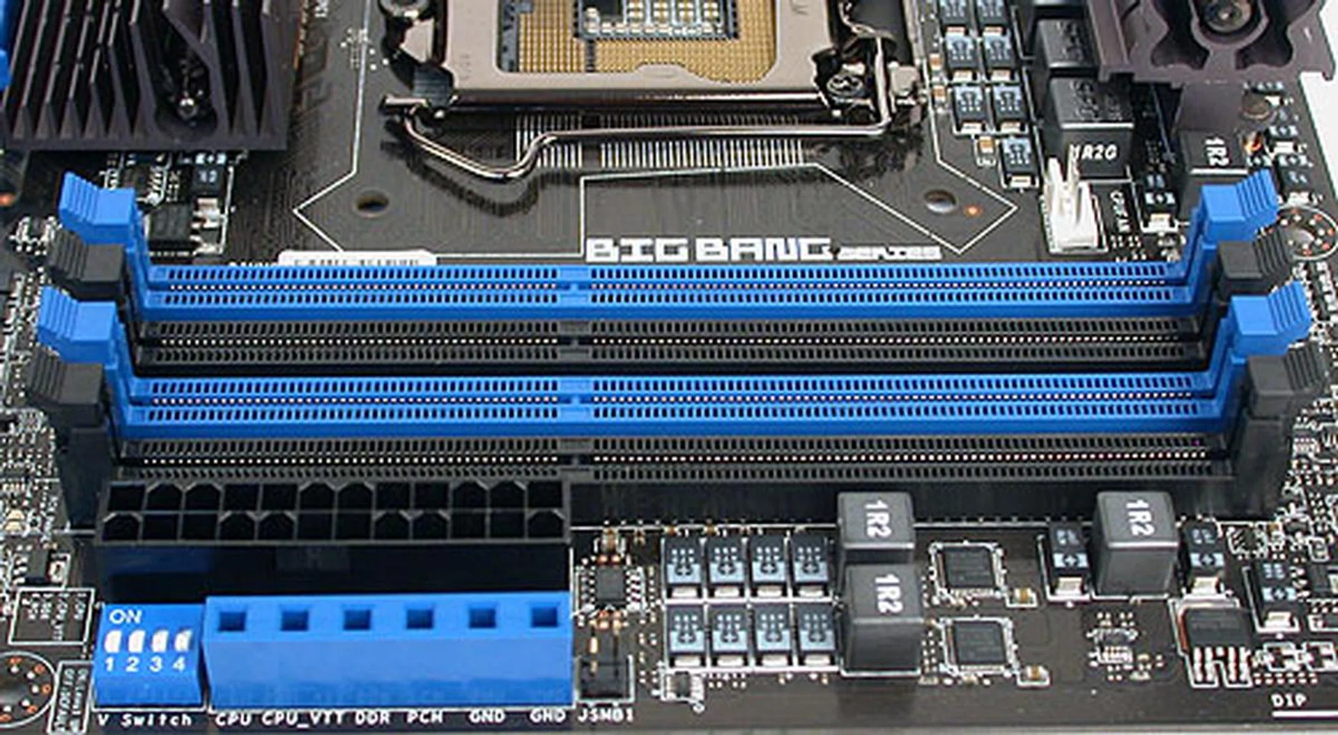 The board has four DDR3 DIMM slots supporting up to DDR3-2133 (O.C) in dual-channel mode. 