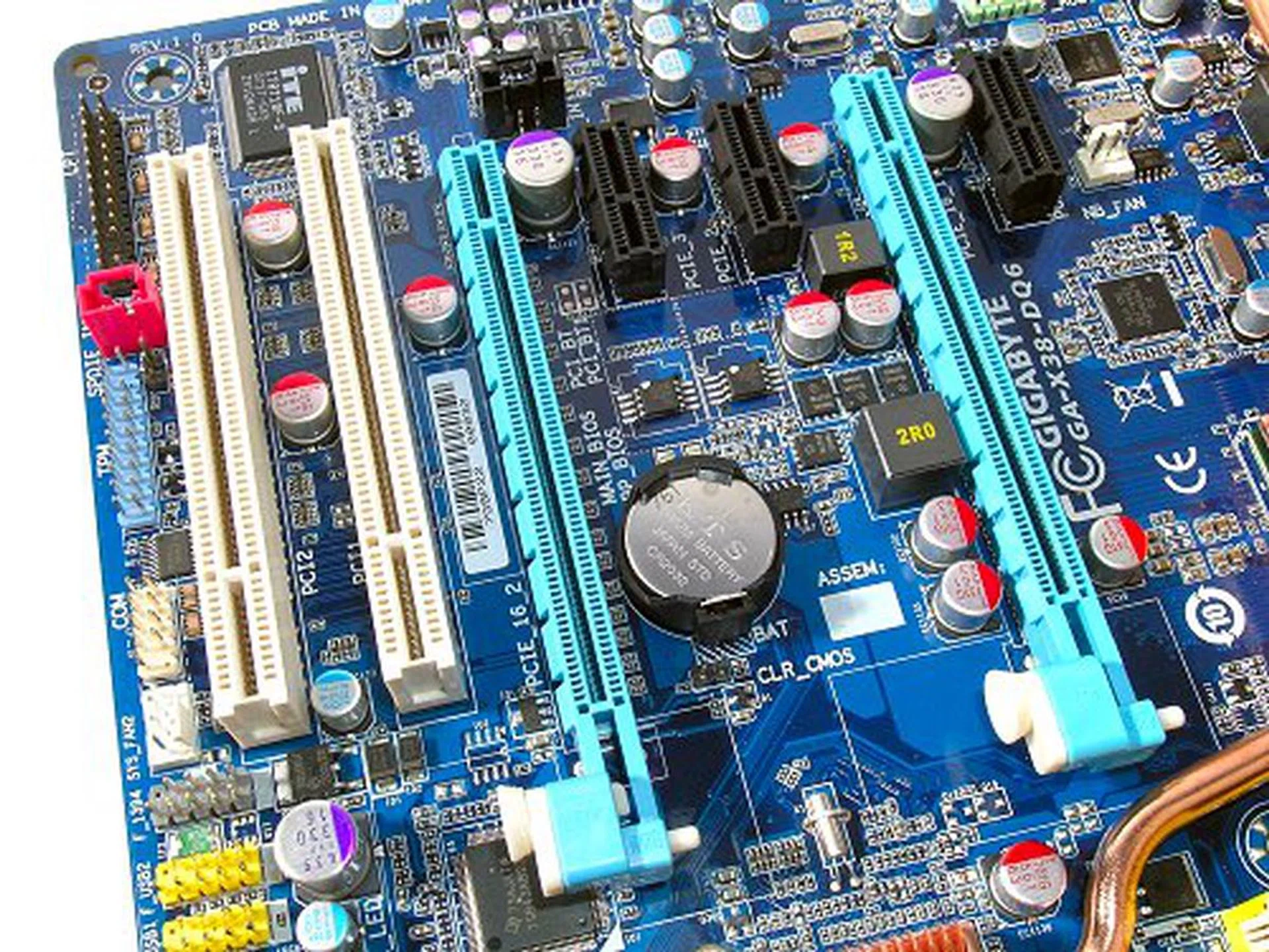 Seven-slot design with two full speed PCIe x16 slots courtesy of the new Intel X38 chipset. Note that only the two PCIe x16 slots supprt the new PCIe 2.0 specification.