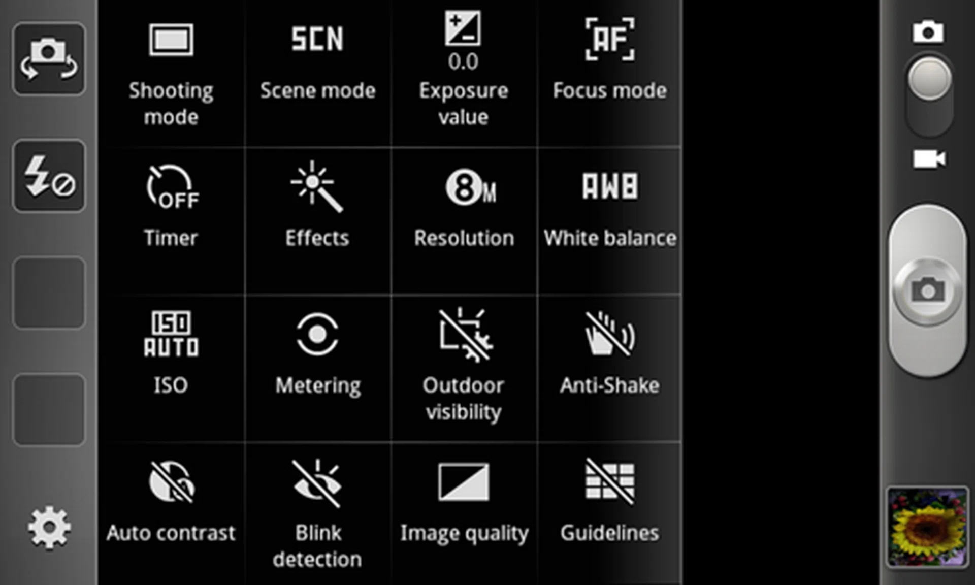 The built-in camera app comes with a clean and simple interface that is easy to use. You can select up to four shortcut buttons from a whole list of features to place on a strip on the right.