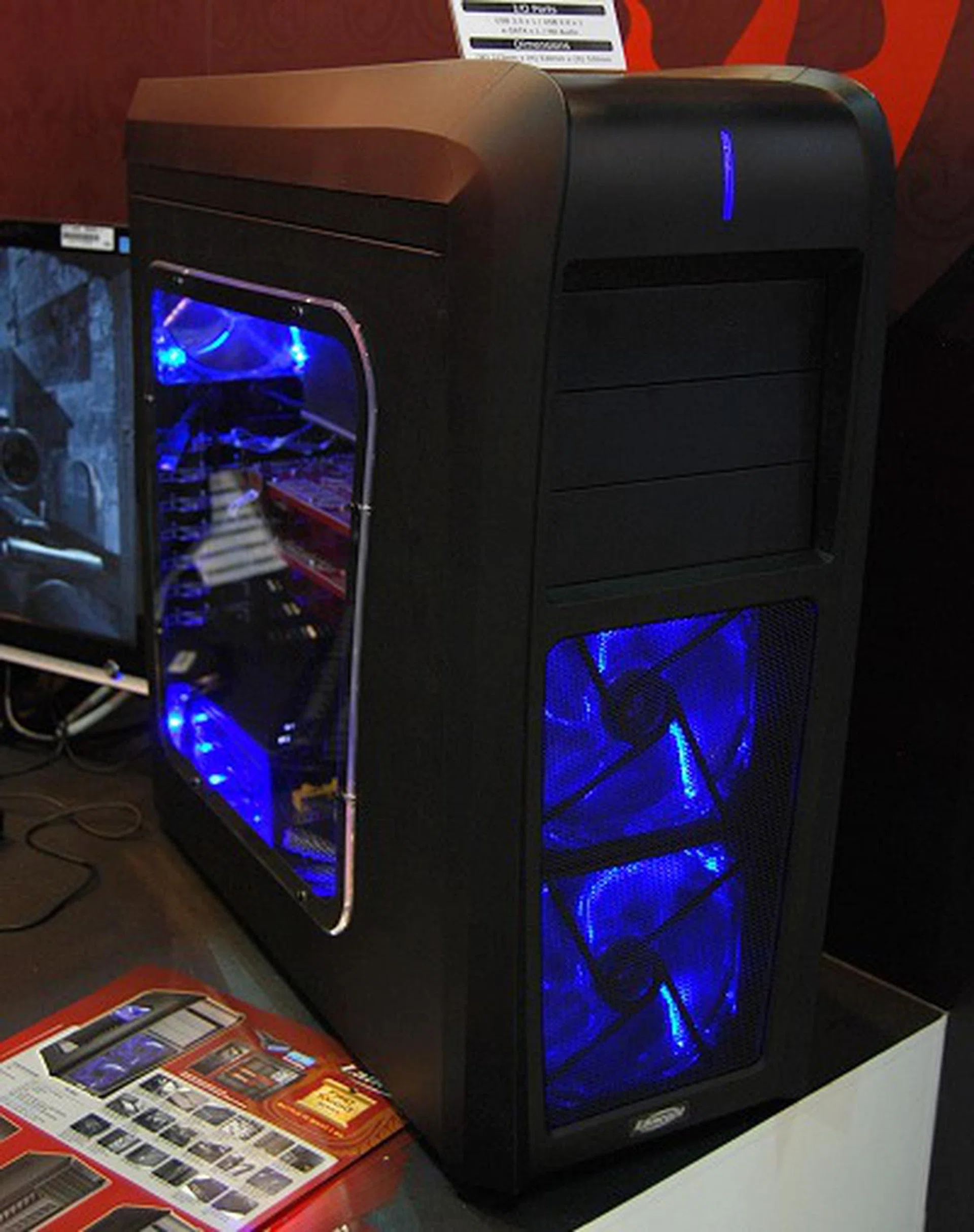 Over on the Lancool side of things, we saw the new PC-K63 casing - marketed under the First Knight series. Three exterior 3.5-inch bays, six internal 3.5-inch bays, four 2.5-inch bays, plenty of 12/14cm fans positioned strategically and is 530 x 530 x 215mm in size (D x H x W).