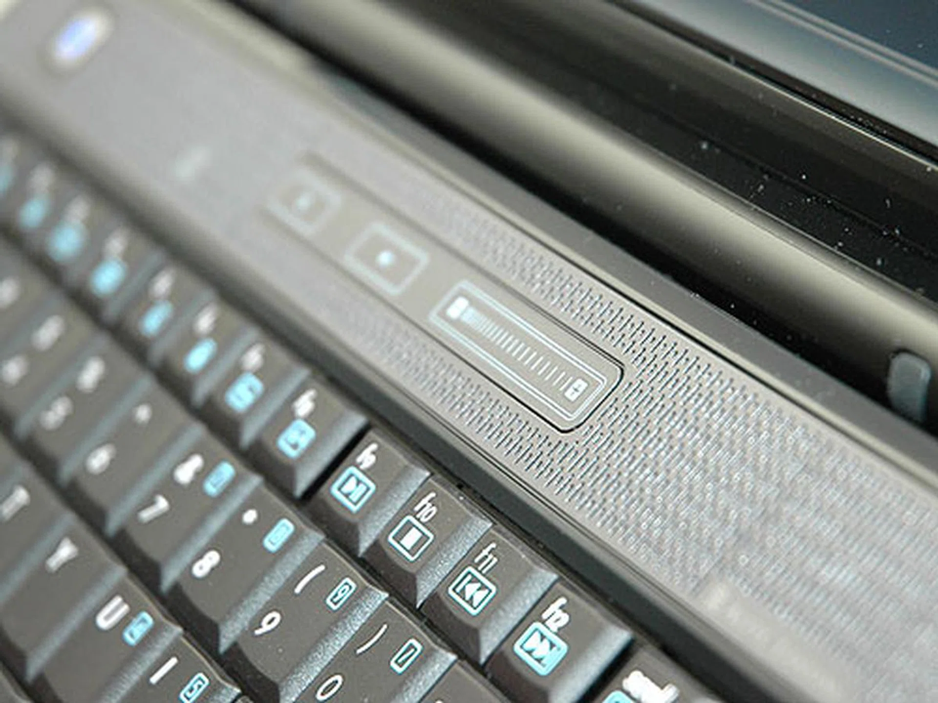 Similar to the HP Pavilion dv2000, the Presario V3000 also features touch sensitive capacitive buttons just above the keyboard.