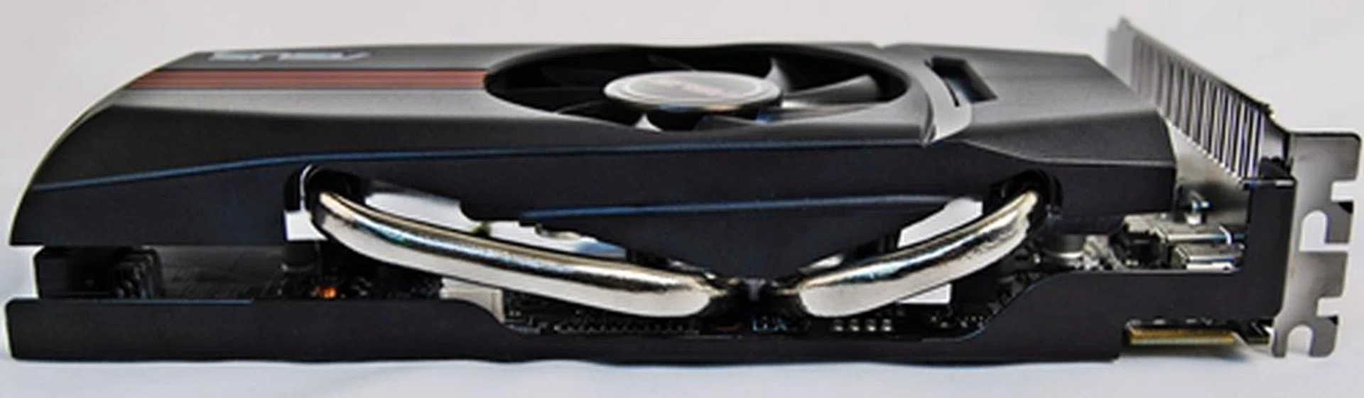 We have a top view of the card and we can see the twin 8mm DirectCU heatpipes that draw heat away from the overclocked Cape Verde GPU.