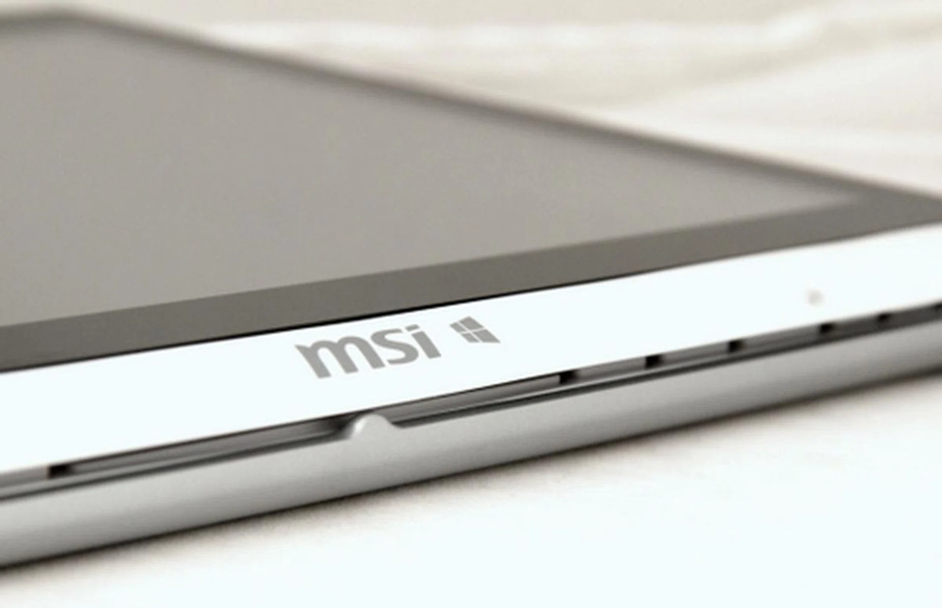There is a gap between the screen/lid and the bottom aluminum cover, which gives you a grip when trying to push the screen out when converting it from a tablet to a notebook.