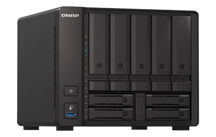 The NAS can use both 3.5-inch and 2,5-inch drives at the same time. Image courtesy of QNAP. 