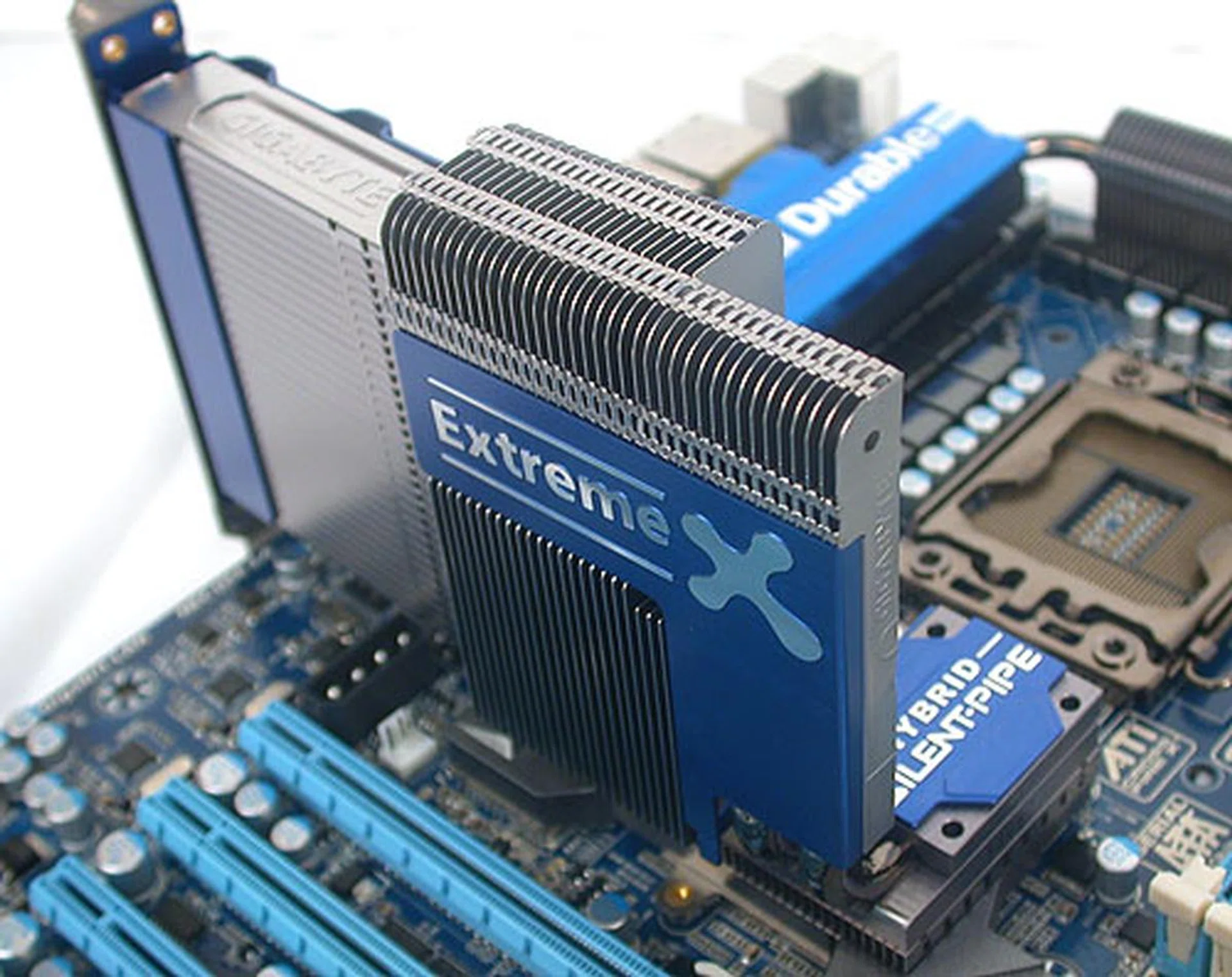 As usual, Gigabyte's Silent-Pipe cooler is present. This is a separate heatsink that can attached to the Northbridge heatsink/water cooling block to enhance heat dissipation. It's solely for the extreme users.