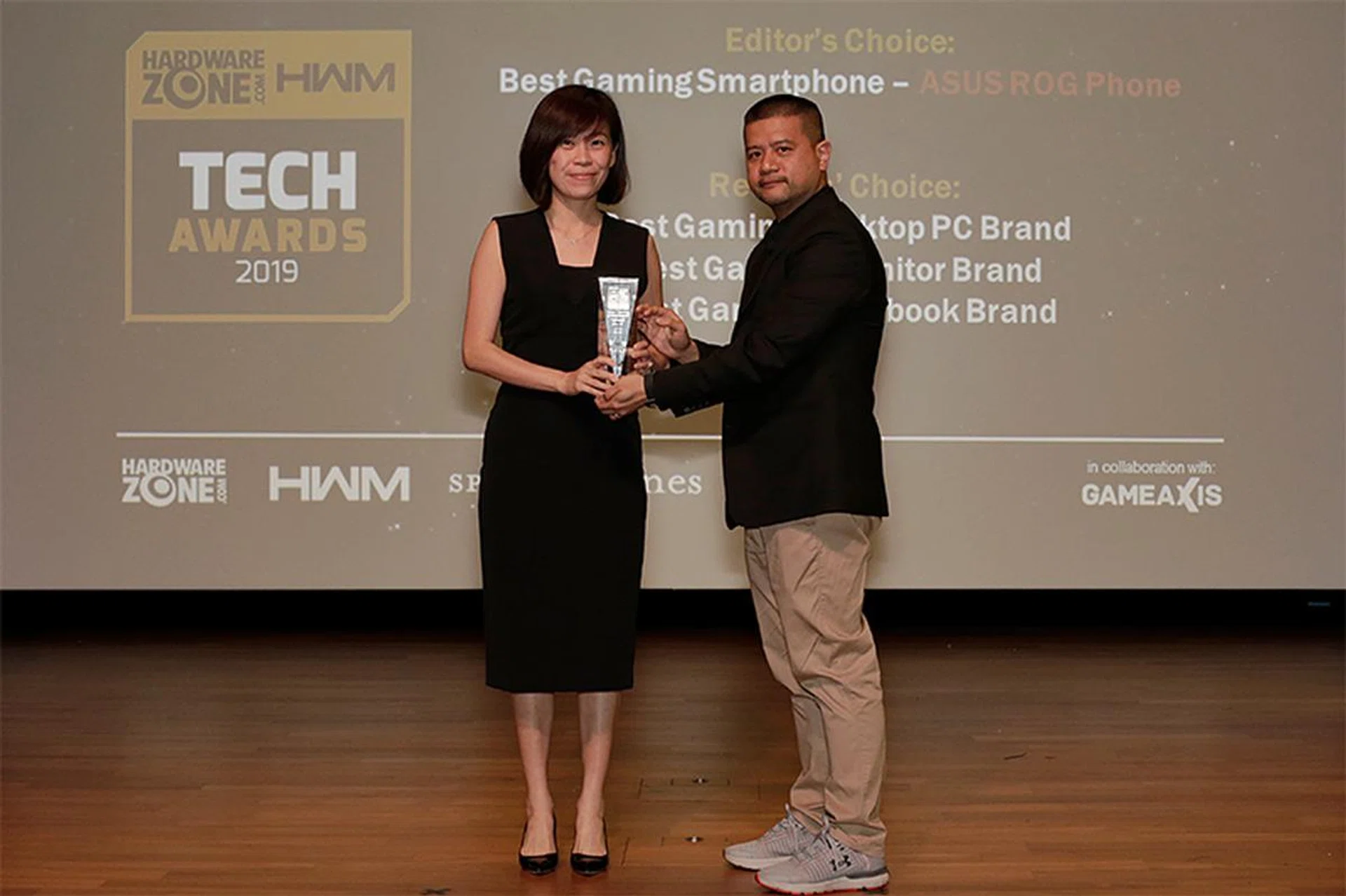 ASUS is the biggest winner with 9 awards, including Editor's Choice for Best Graphics Card (ROG Strix 2080 Ti Gaming OC), Best Value Smartphone (ZenFone Max Pro M2), Best Gaming Smartphone (ROG Phone); and Readers' Choice for Best Graphics Card Brand, Best Motherboard Brand, Best Wireless Networking Brand, Best Gaming Monitor Brand, Best Gaming Desktop PC Brand, and Best Gaming Notebook Brand. Here's Ms. Emma Ou, System Business Group Country Manager for ASUS Singapore, accepting the awards from our Group Editor Raymond Goh.