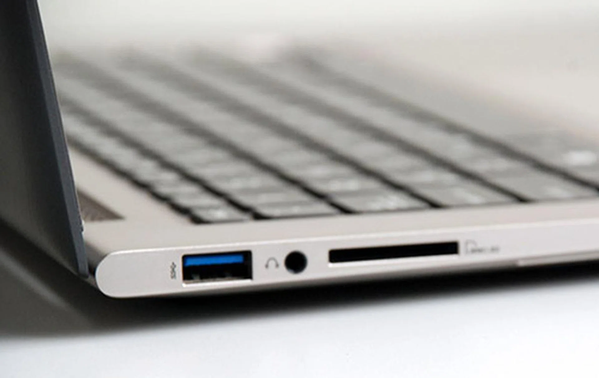 The Zenbook Prime's left side hosts a USB 3.0 port, headset port, and an SD card reader.