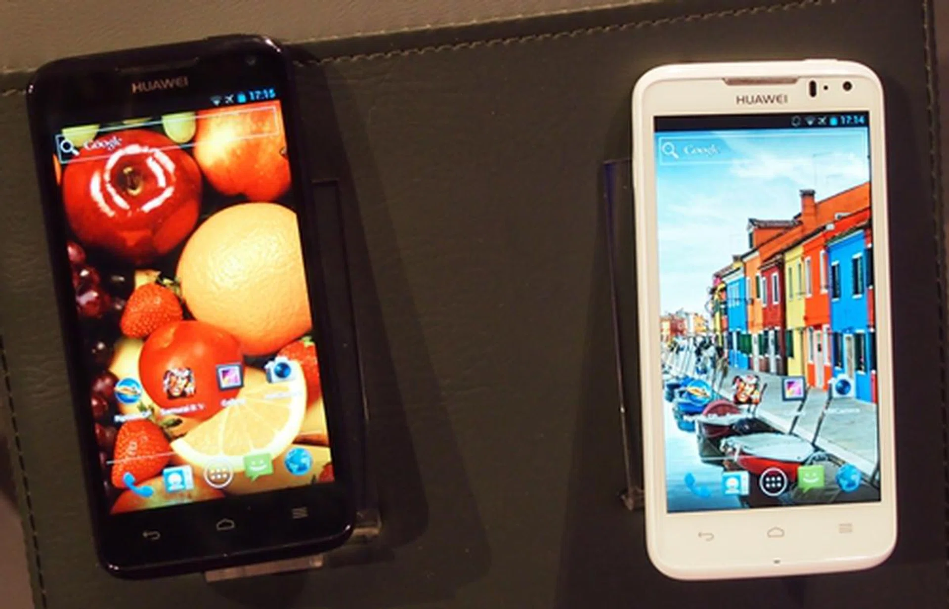 Guess which is the Huawei Ascend D1? Even we had a hard time telling the difference. The Huawei Ascend D1 is the device on the right.
