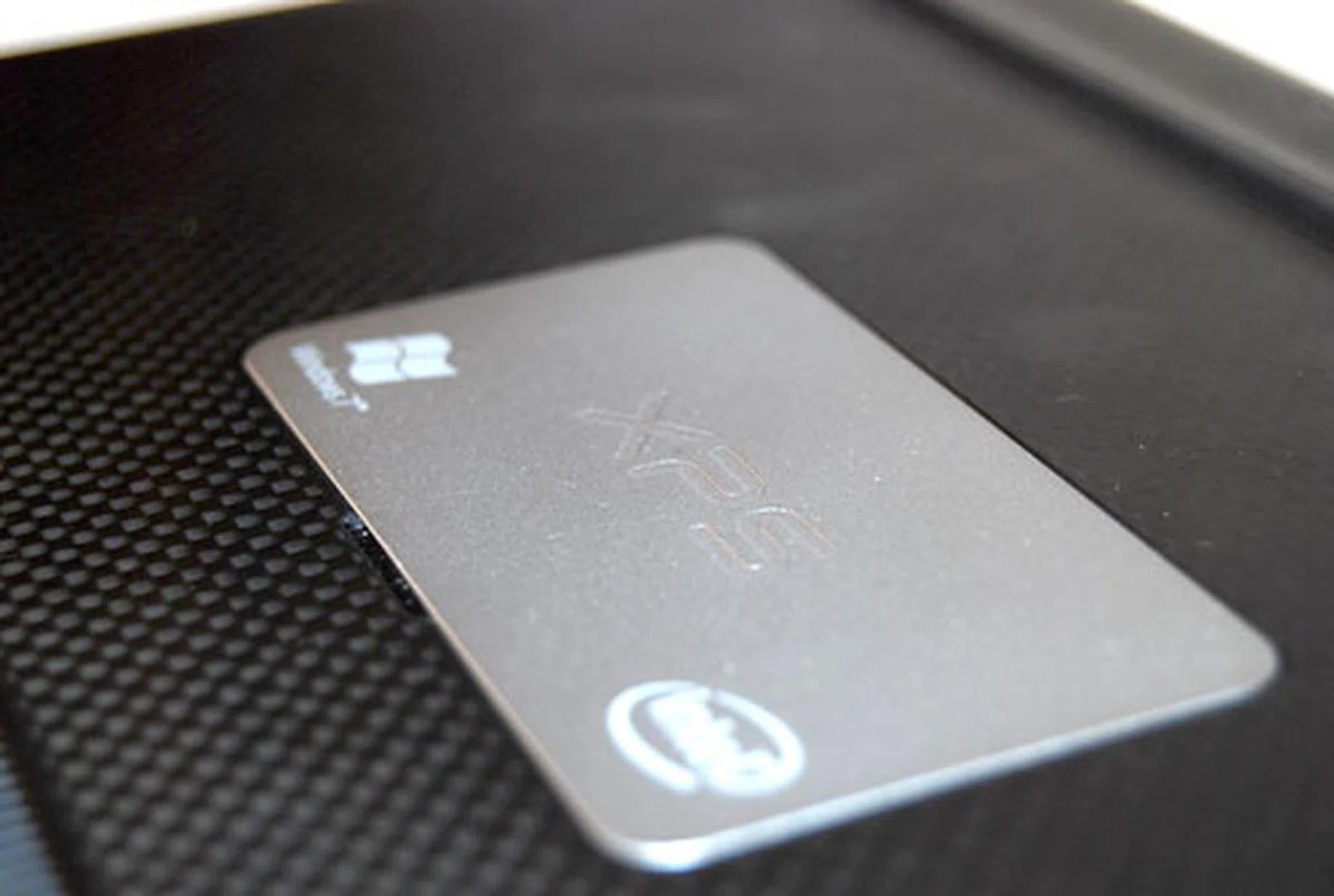 The bottom of the machine is devoid of anything unsightly. Seen here s a metallic plate that will carry all machine's identification marks, including logos representing technologies on board instead of cluttering the palm rest area.