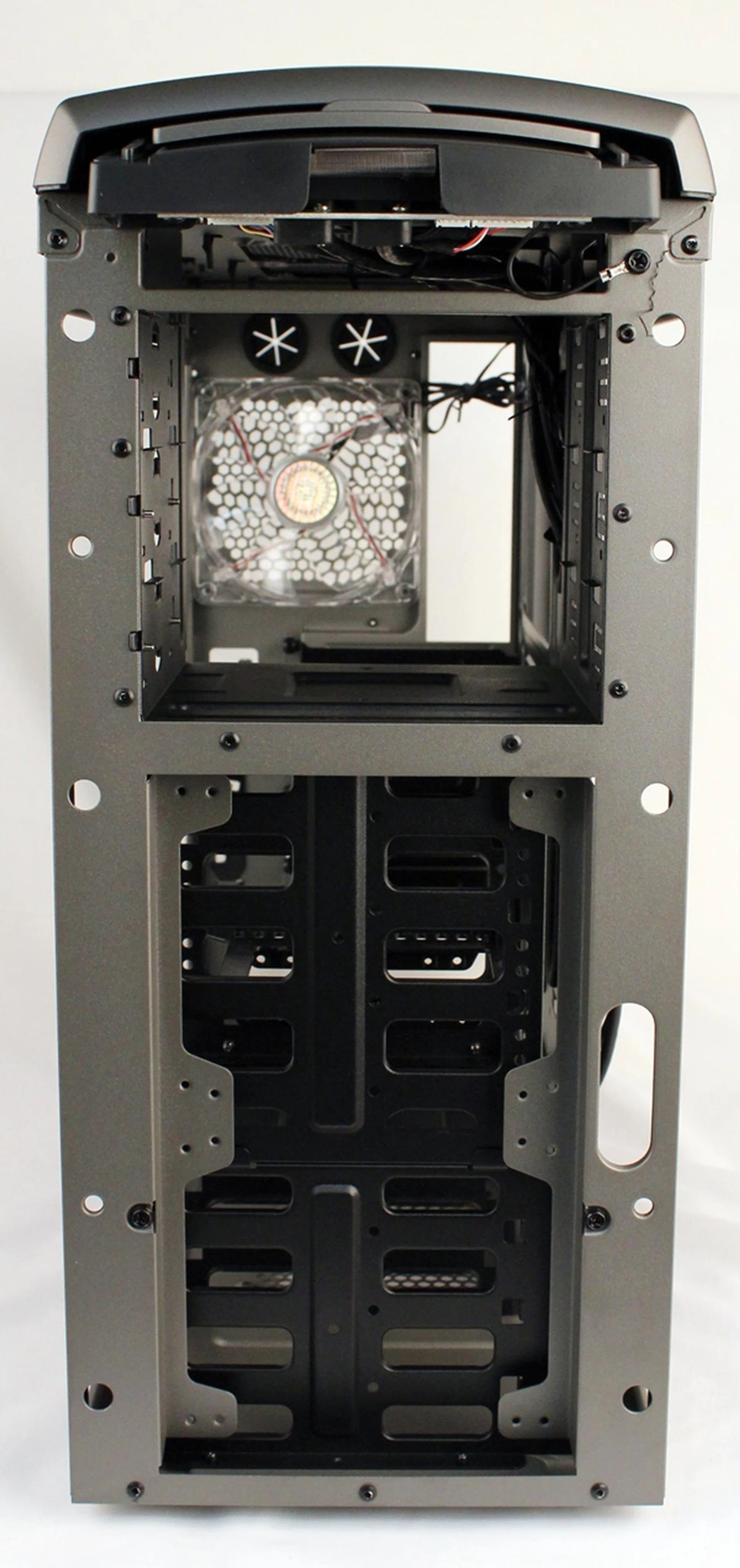 There are options to mount a pair of 120mm cooling fans at the front or we can opt to mount a single 140mm one. Only the top mounting option is in use if the larger cooling fan is installed.