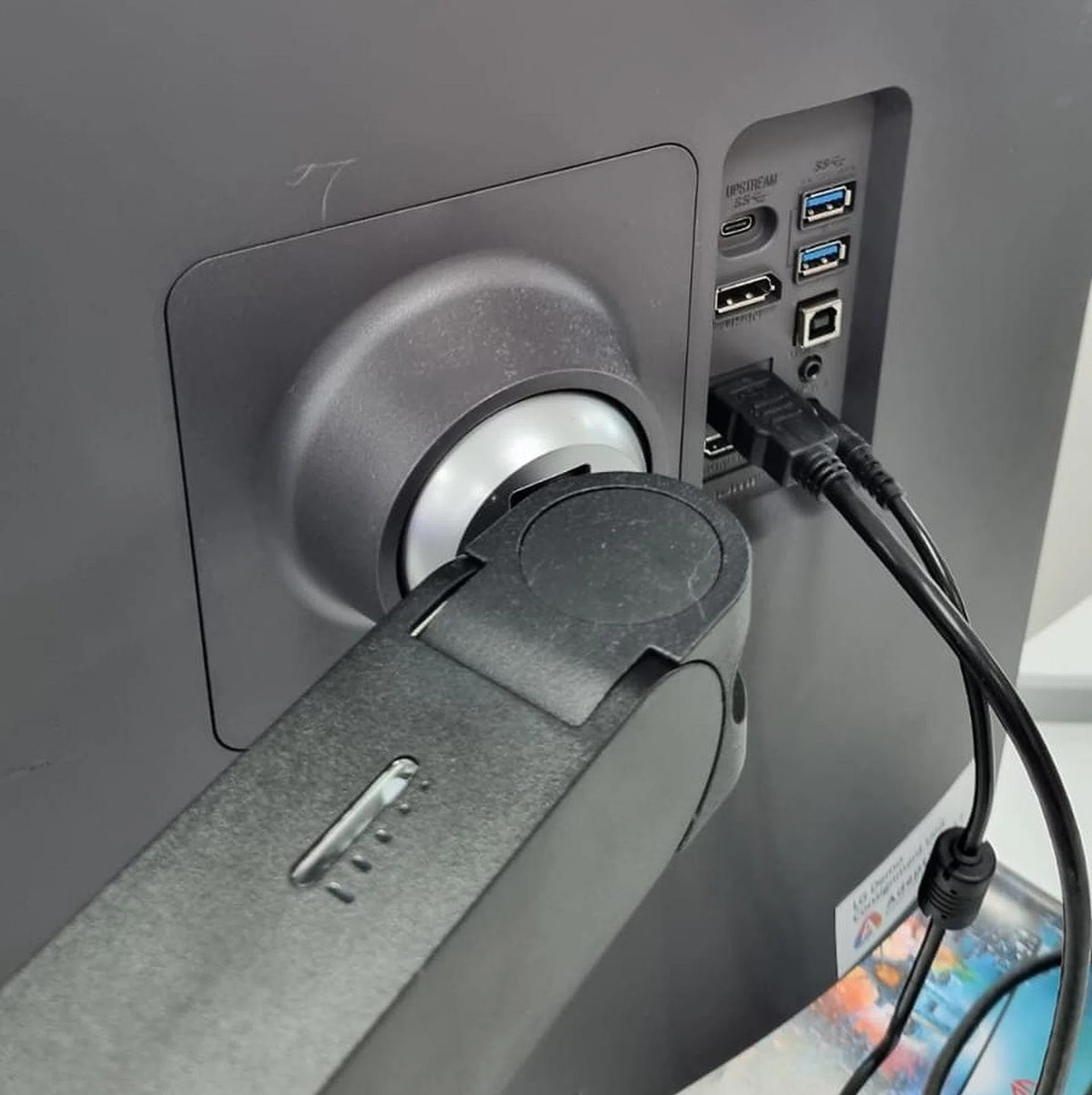 Note the level meter built into the monitor's arm for more accurate levelling needs.