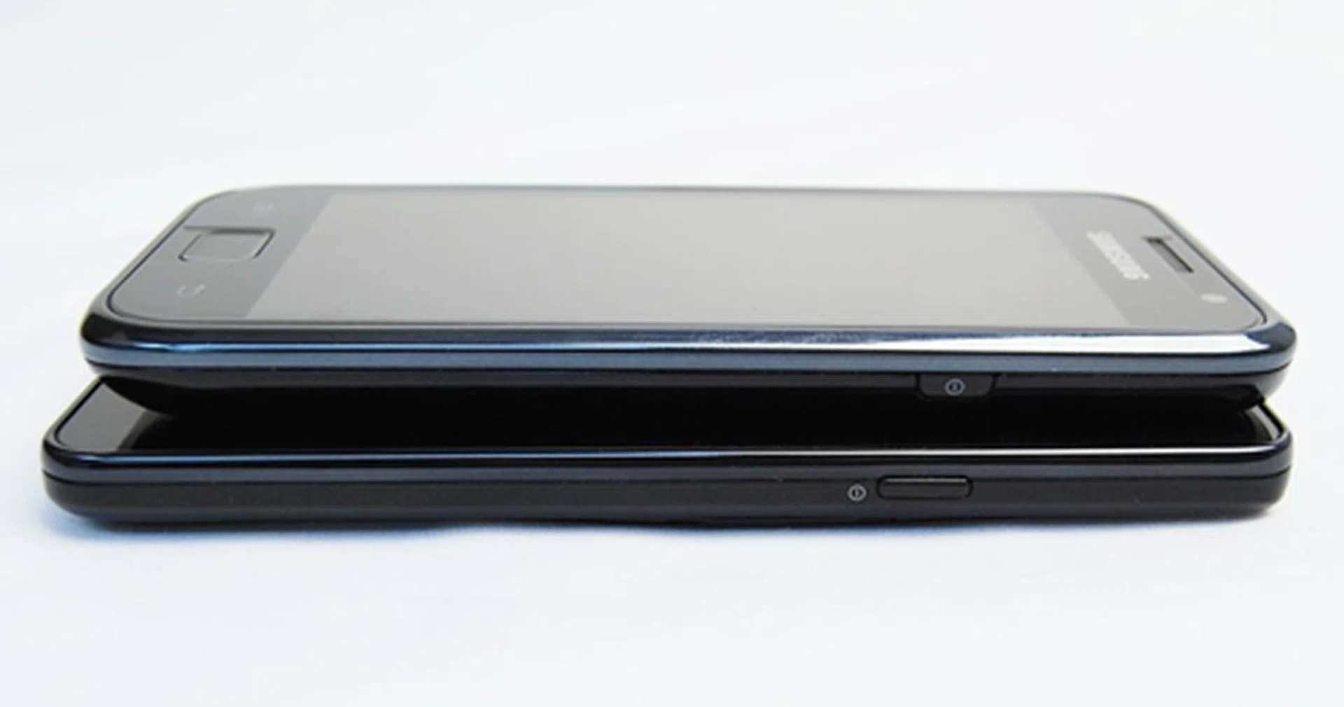 The power button remains on the phone's right profile but is longer compared to the one on the older Galaxy S. However, there isn't any dedicated camera button on both devices. Also note that the Galaxy S II is slightly thinner at 8.49mm compared to Galaxy S' 9.9mm profile.