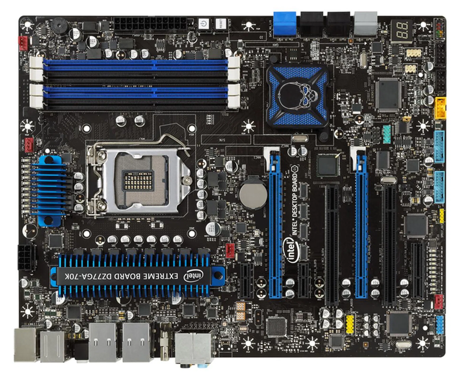 Intel follows the tradition of their past extreme boards by adopting a black and blue color scheme.