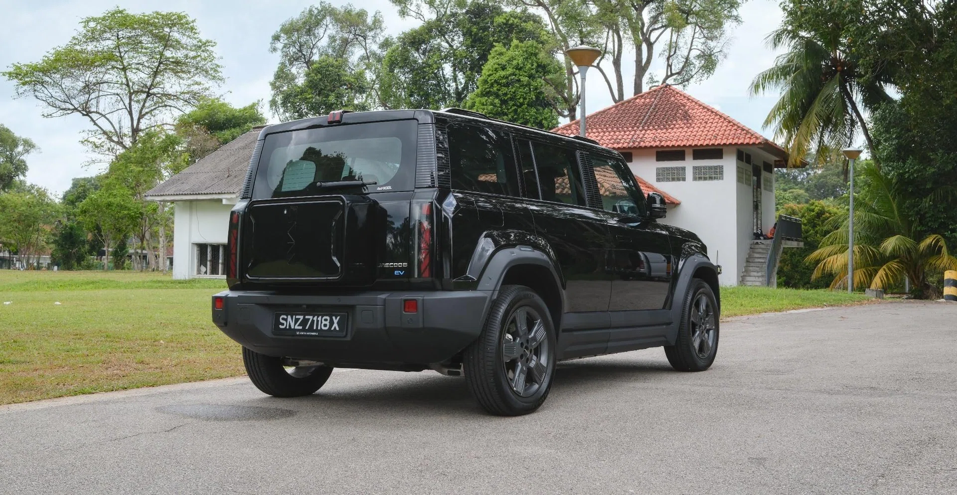 Jaecoo J6 rear 3/4 view