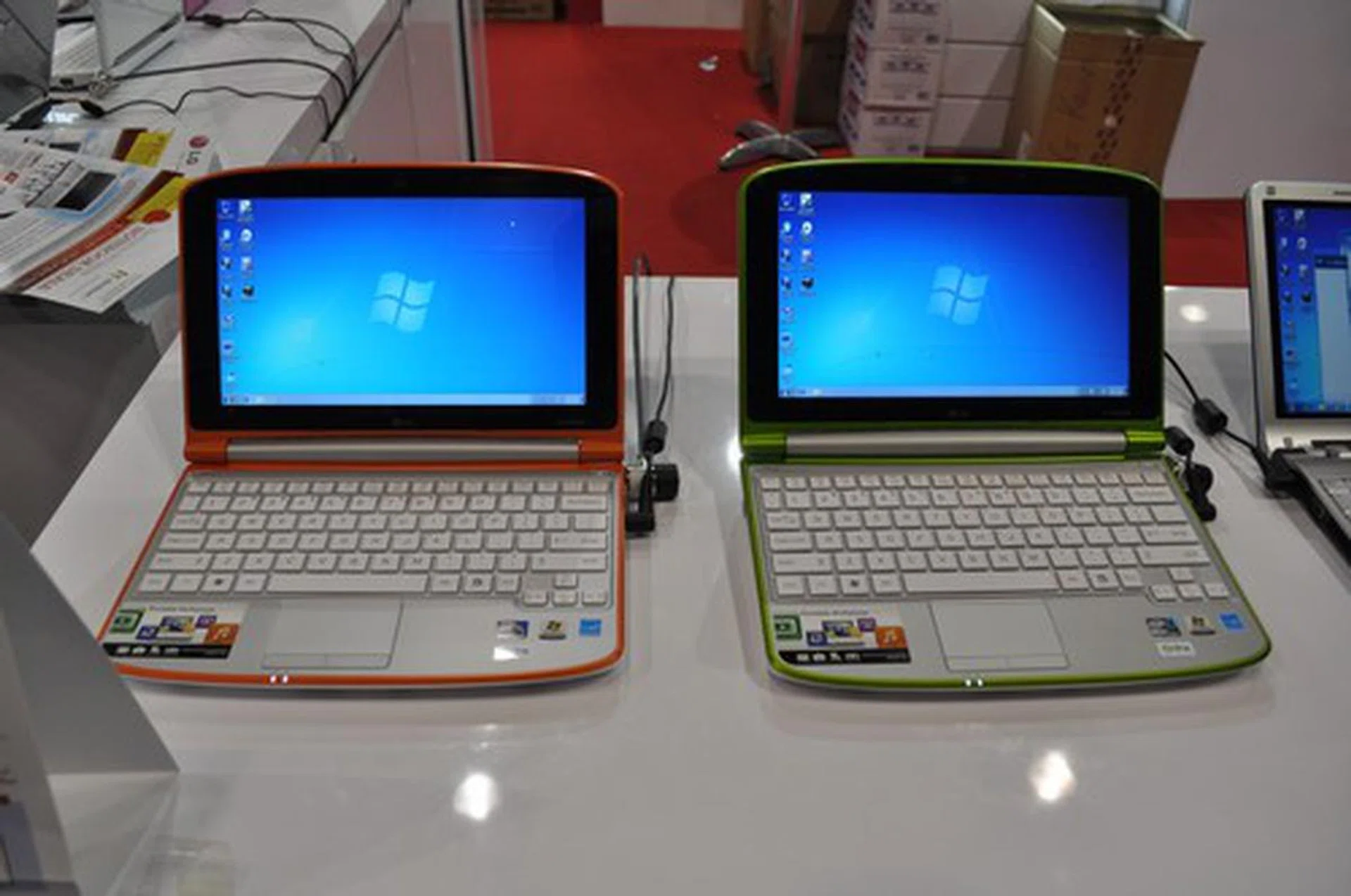 Besides sitting colorful, the X200-L netbook from LG comes with a 10" screen, 2GB of RAM (after free upgrade), an Intel Atom N470 1.83GHz processor, 250GB HDD and all for only $799.