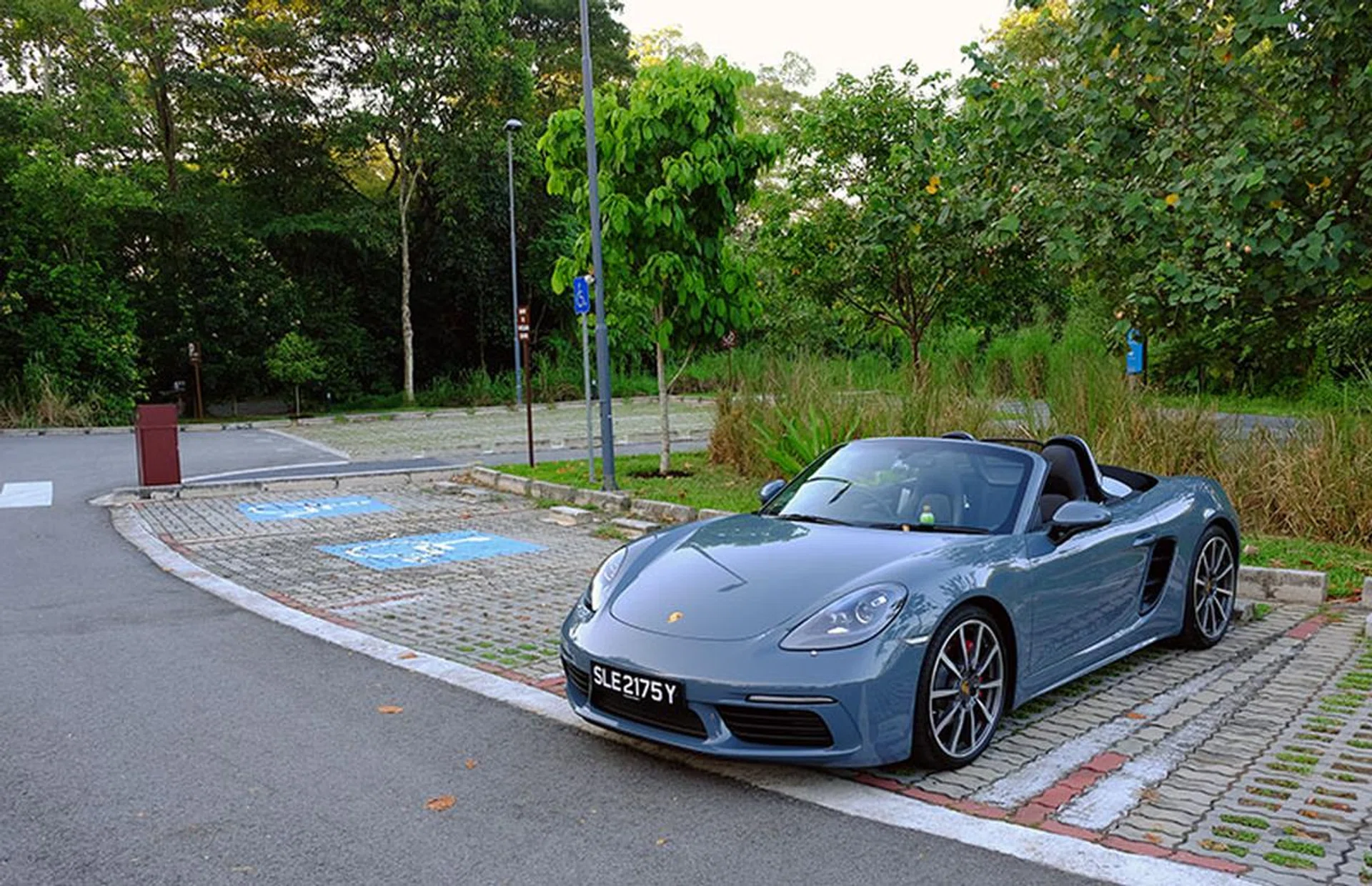 A great place with lots of Pokéstops, but not a soul in sight, I soon found out why.