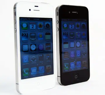 The Apple iPhone 4 (right) suffered from the "antennagate" issue. Will the emerging "batterygate" plague the iPhone 4S (left)?