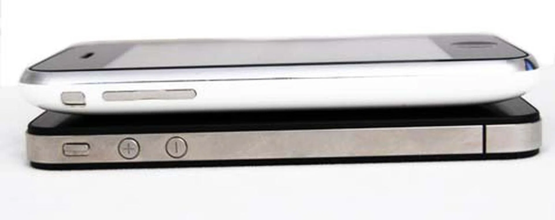 The iPhone 3GS also looks like it's slightly wider at the edges, compared to the iPhone 4.