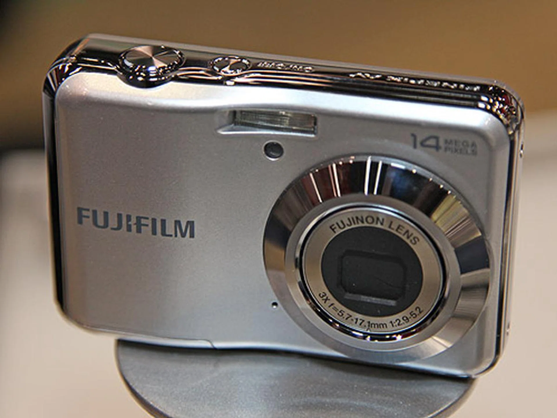 The FinePix AV200 is powered by AA batteries and comes with 14 Megapixel resolution. It has a Fujinon 3x optical zoom lens and it is capable of capturing images at up to ISO 3200.