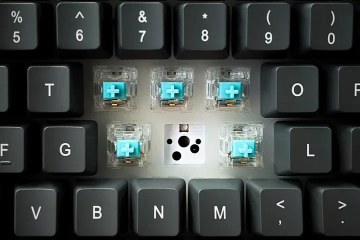 The keyboard accepts PCB-mount switches. (Image source: Marsback)