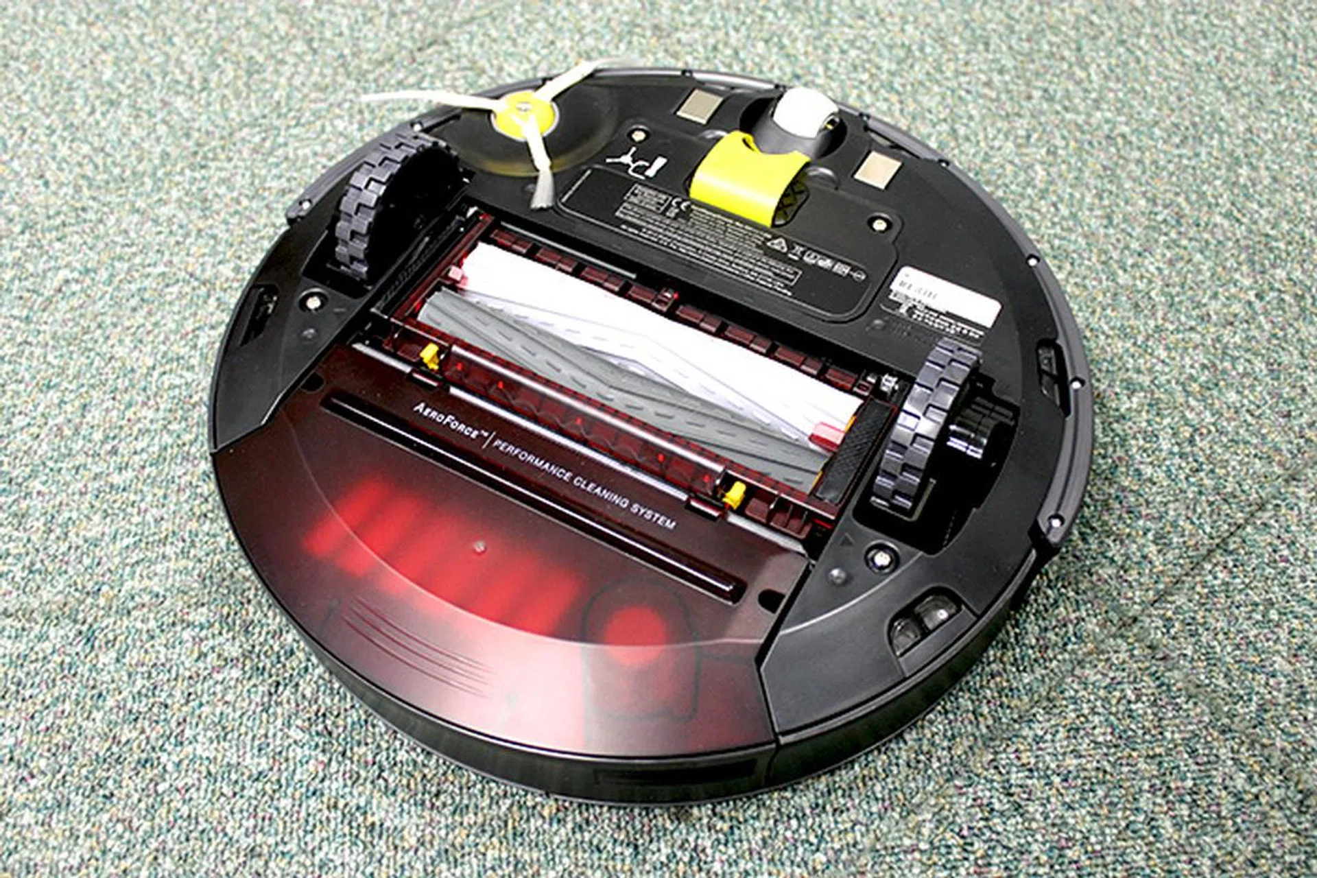 To the top left of the Roomba 880 we see its single sweeping brush. Notice also how it does not have typical brush or bristle rollers to help pick up dirt.