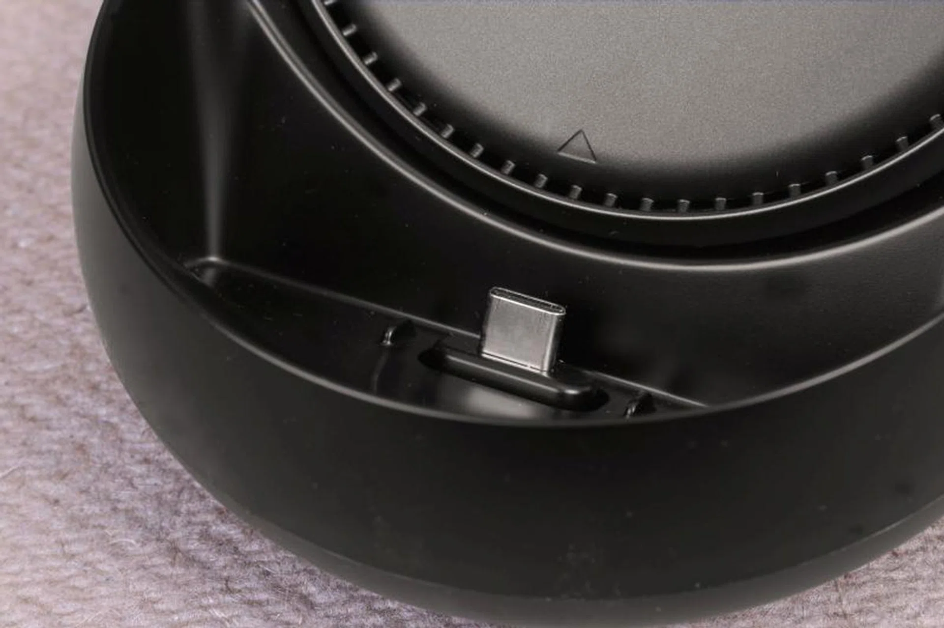 Push down on the DeX's pad, and voila. The USB Type-C connector at the bottom of the docking station reveals itself.