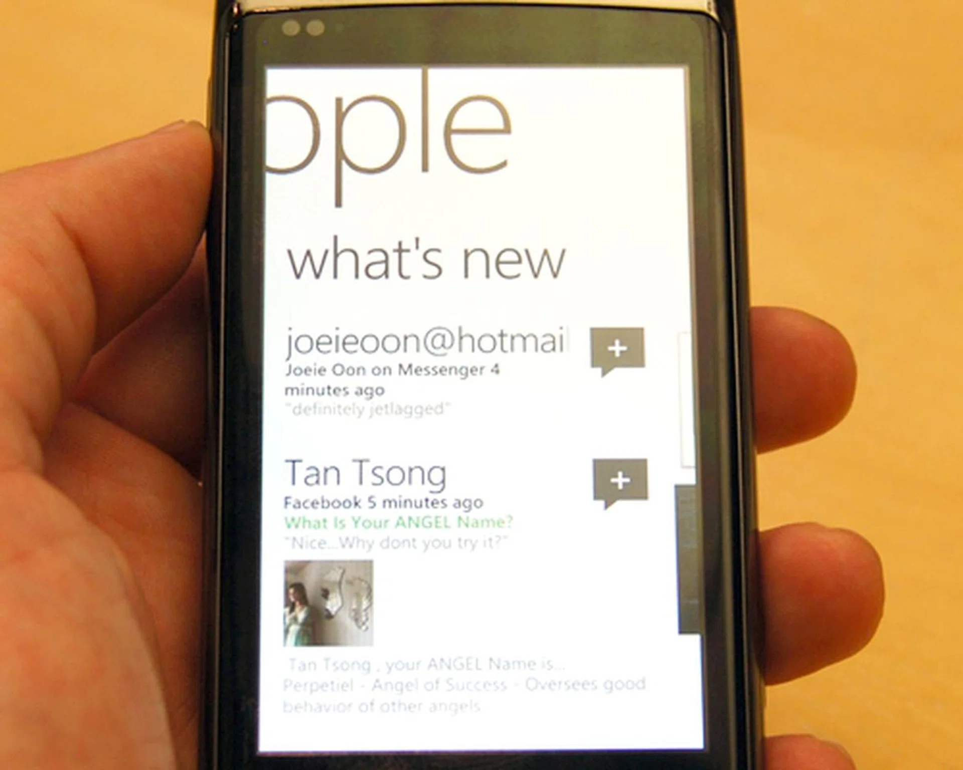 Within the People or Picture hub, you will also get live data feeds on the latest updates on your social networks.