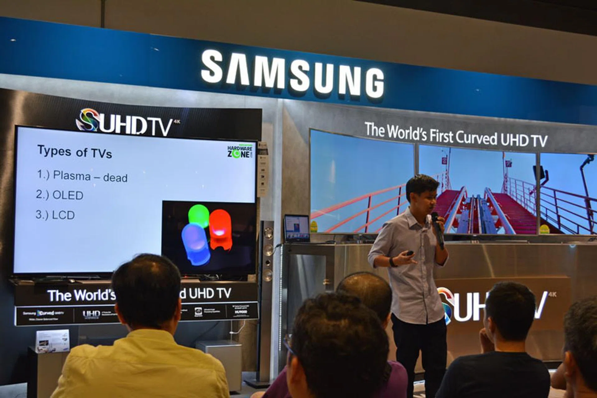 Deputy Editor Ng Chong Seng talks to the audience about the different types of panel technology and dispels some common misconceptions.