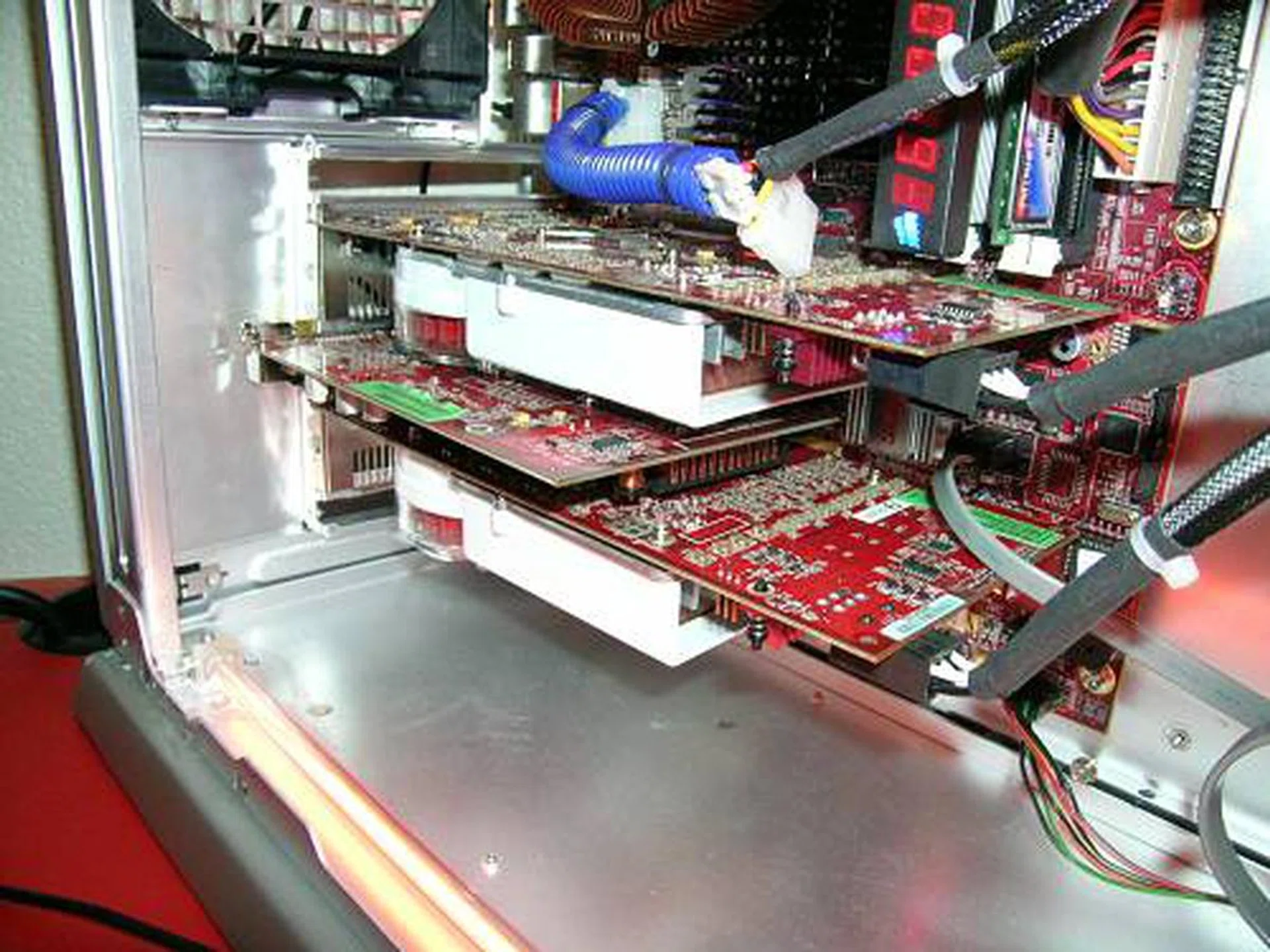 The star of the show, ATI unveiled their GPU physics engine. ATI's flexible physics processing really means that users can use a single GPU for both graphics and physics, dual GPUs for each, CrossFire physics and even a 2+1 configuration comprising of a CrossFire plus an additional x1000 series graphics card for physics processing. Because of this, users need not invest in too expensive a configuration as even the X1300 has more than enough raw power.