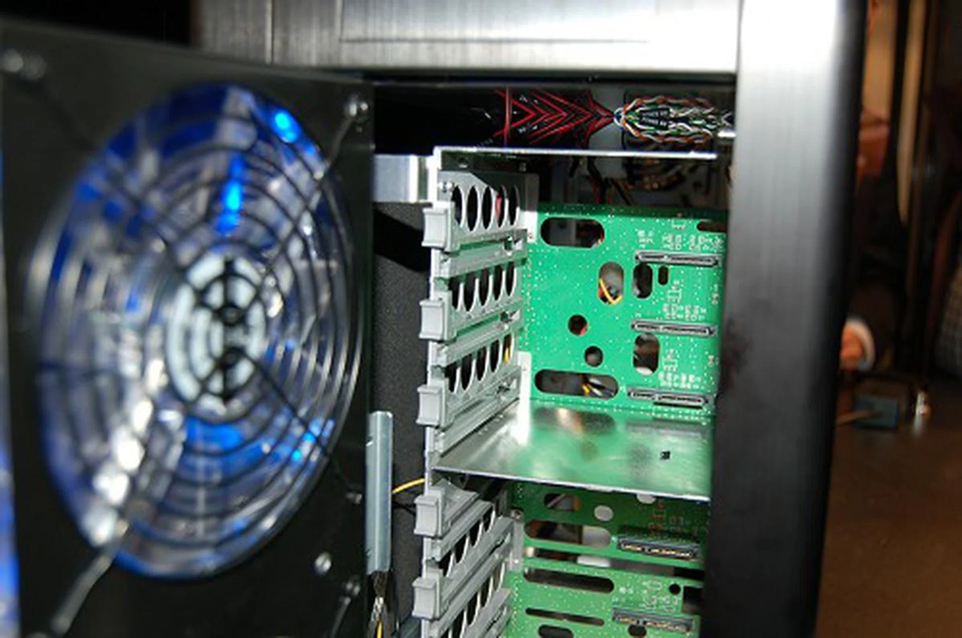  The B71 variant is built for hot-swapping as you can see it has this front swing access panel to the drives and there is a common power and data backplane at the rear for better control.  