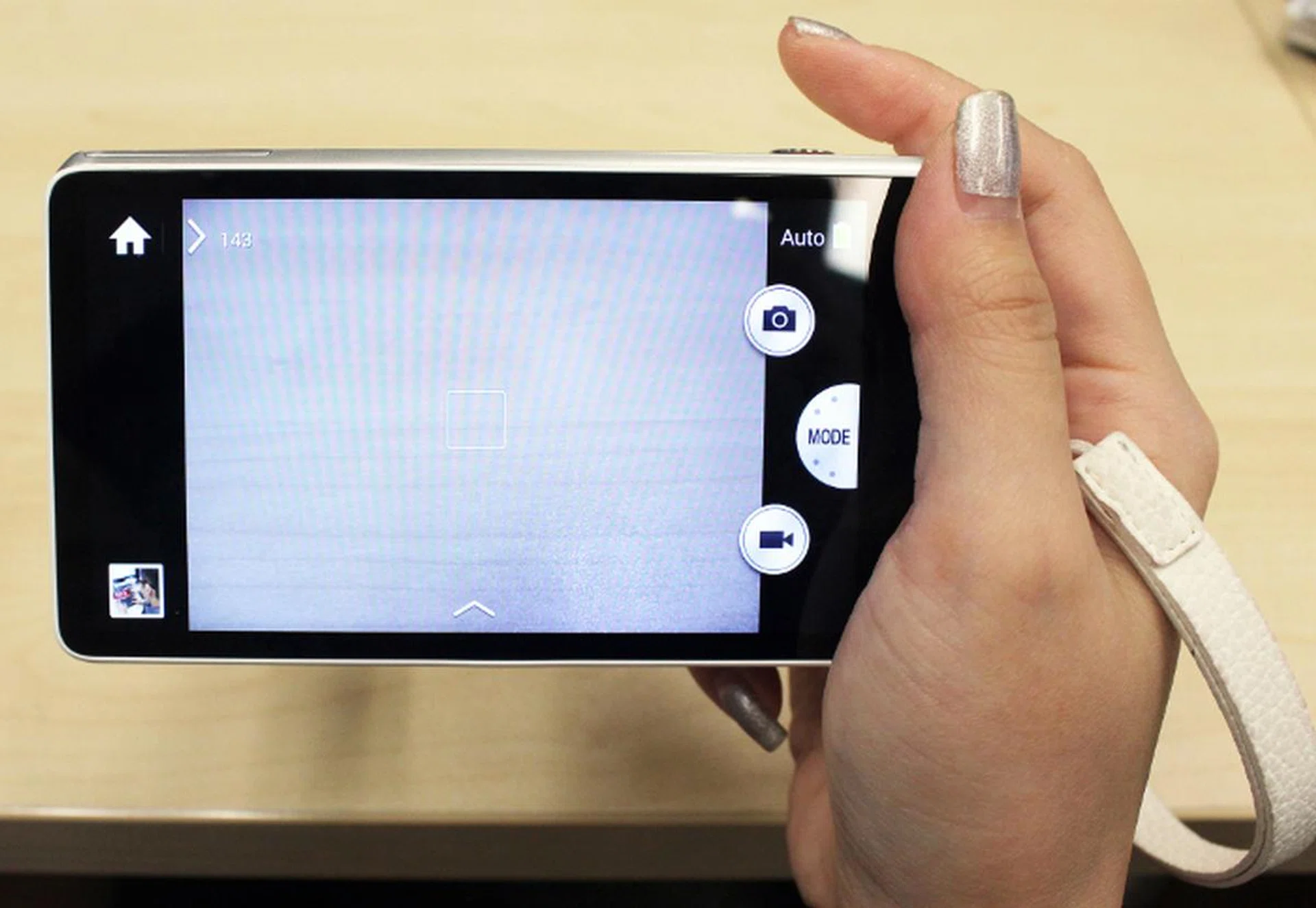 As you can see, the display does not extend to where your thumb will rest, so there's less risk of accidentally touching the screen. This was a concern on the older Galaxy Camera when a thumb rest wasn't present and it's pretty easy for the thumb to wander into the active touchscreen area.