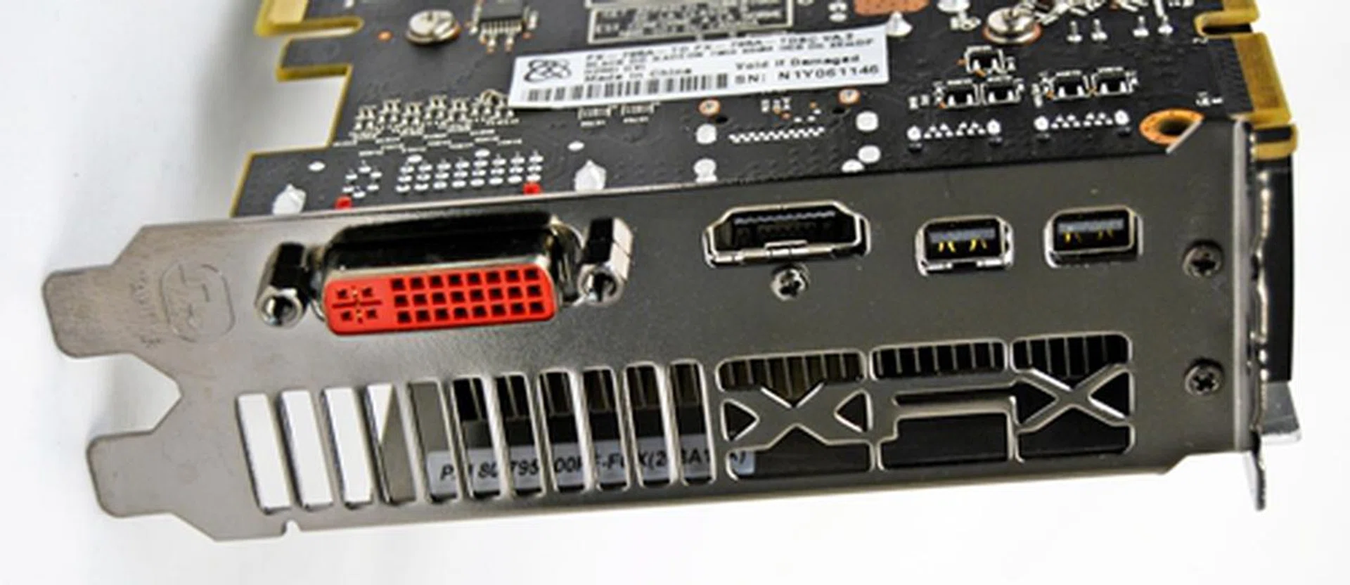 The XFX R7950 Black Edition features the AMD standard port configuration of one Dual-link DVI, one HDMI port and two mini DisplayPorts. Notice the XFX insignia of the metal bracket? It adds a pleasant aesthetic touch to the card, breaking the monotony of the linear ventilation ports.