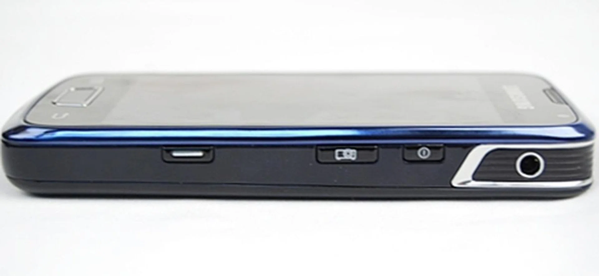 On the right (from top to bottom of the phone), there's the power button, the Quick Pad button, and the camera button. For those who are used to the power button located on the top, it takes a while getting used to this layout. To add on, the dedicated camera button is marked by a thin line, with no indication of its purpose. On long press, the Quick Pad button can also be used to activate the projector.