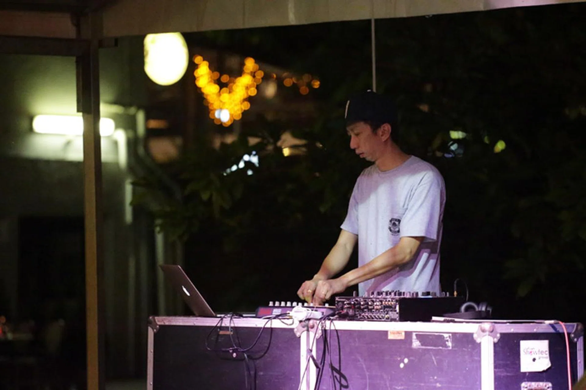 f/4.5 at 200mm, 1/250 sec, ISO 32,000.