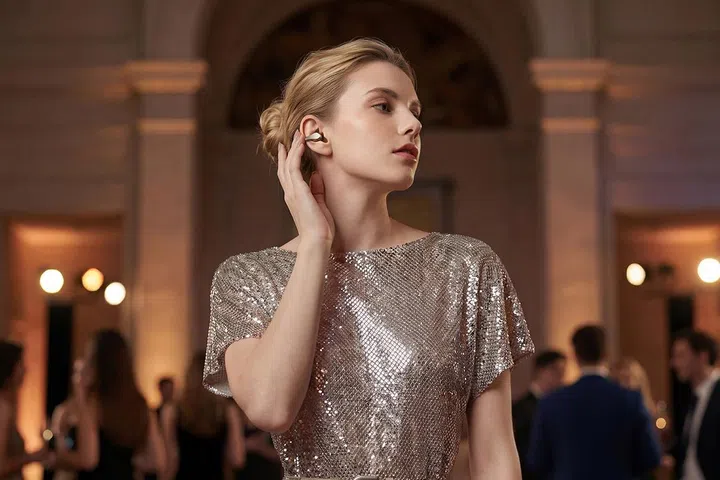 The Enco Clip2 also features a nickel-titanium arc which allows the clip arc on the earbuds to fit more naturally with different ear shapes.