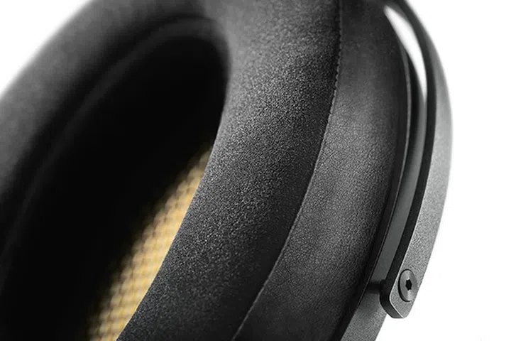 Nothing but premium leather for the ear cups.