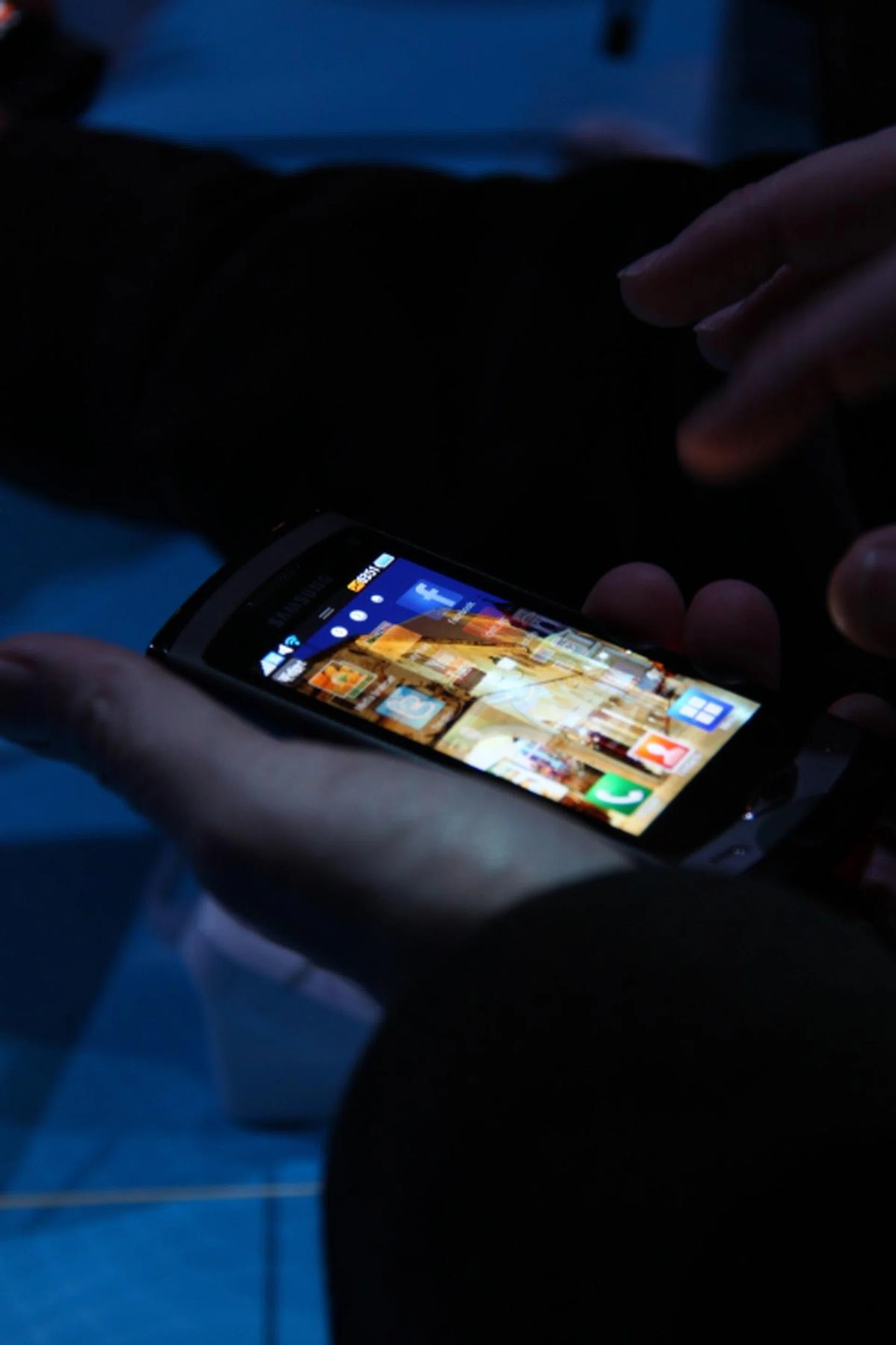 Journalists trying the Samsung Wave and its many functions and features.