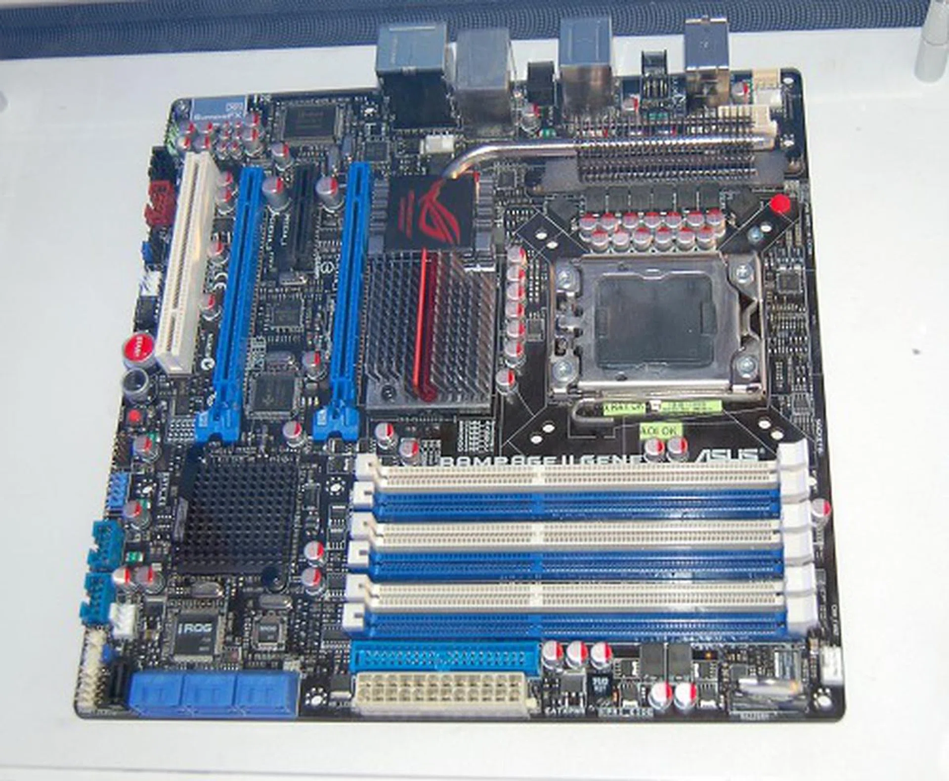 We've all seen quite a force of motherboards released by ASUS at the end of last year, but they still have more from where that came from. Here's an Intel X58 chipset based microATX motherboard, the Rampage II Gene. It's quite likely the first Core i7 board in this form factor. Full functional I/O outputs, dual PEG slots and 6 DIMM slots - we think ASUS has pulled out the best of engineering to create this powerful little board.  