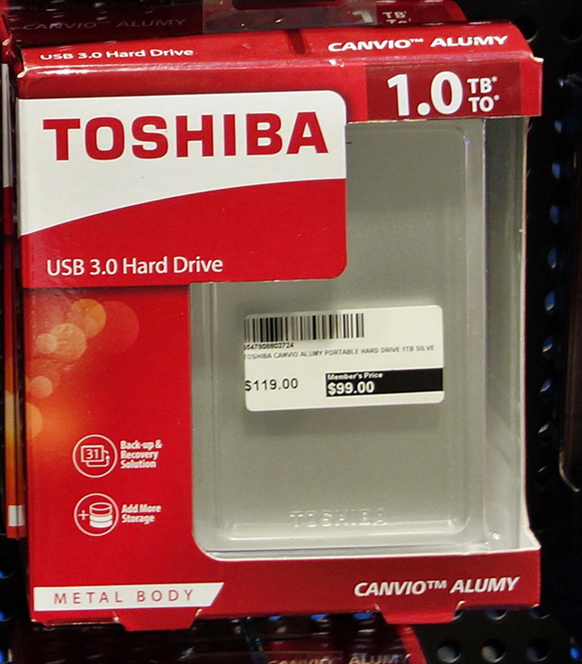 The Toshiba Canvio Alumy portable drive comes in five differents colors; red, blue, white and gold. The portable 1TB HDD retails at $89 (UP: $119), while the 2TB versions is priced at $149 (UP: $179)and it comes with a free carrying pouch to protect your drive from any scratches.