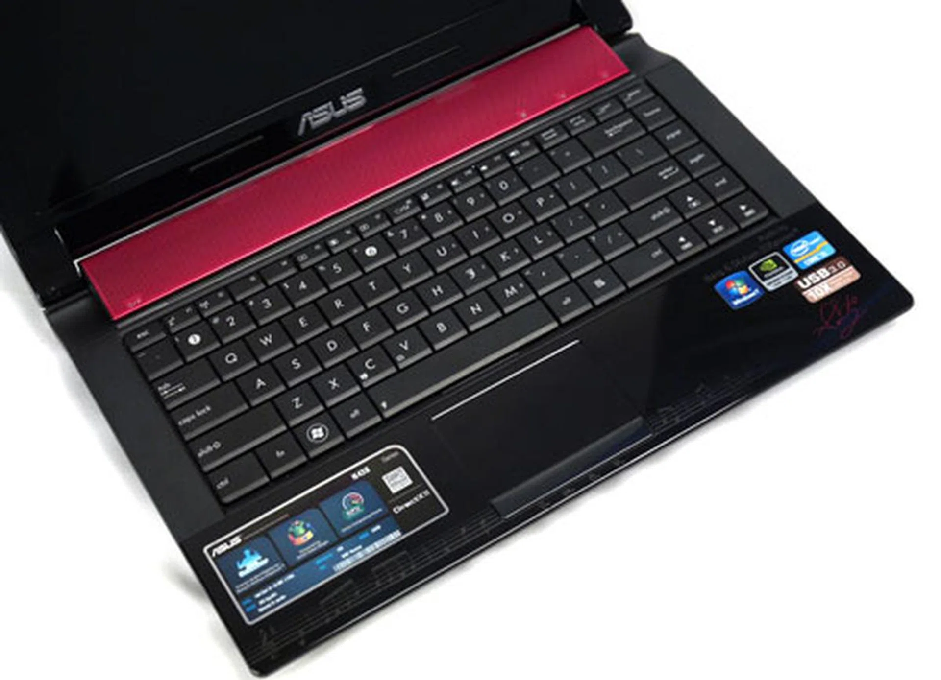 ASUS has equipped the JCSE with generously-sized keys. However, touch typists might find it hard to distinguish one key from the next. The touchpad was responsive and accurate when we gave it a spin. Its only drawback is the highly glossy material used for the wrist rest as well.