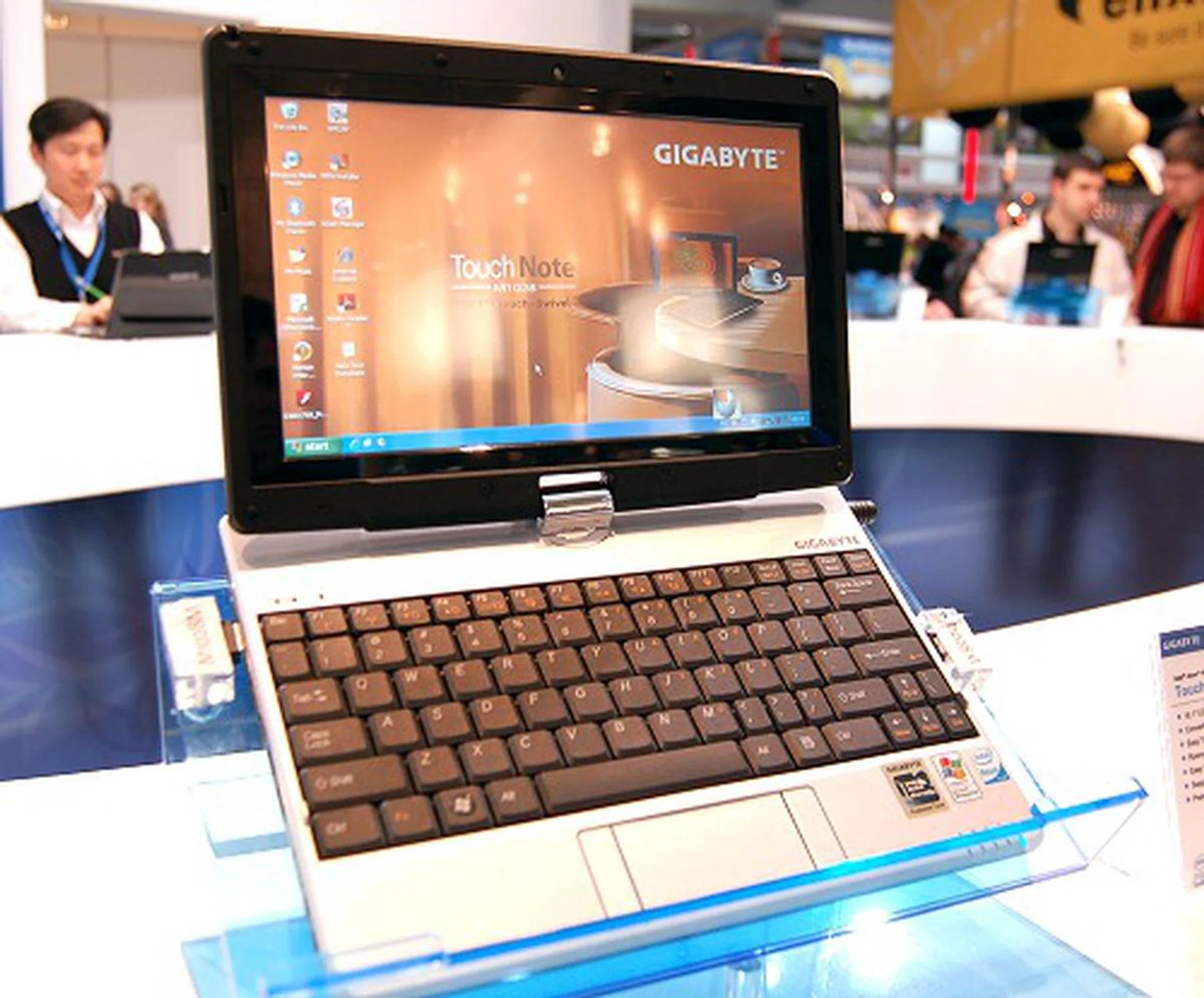  Remember the Gigabyte M912? Here's the bigger brother, the Touch Note M1028M. Better keyboard layout and a bigger 10.1-inch screen are its main differences.  