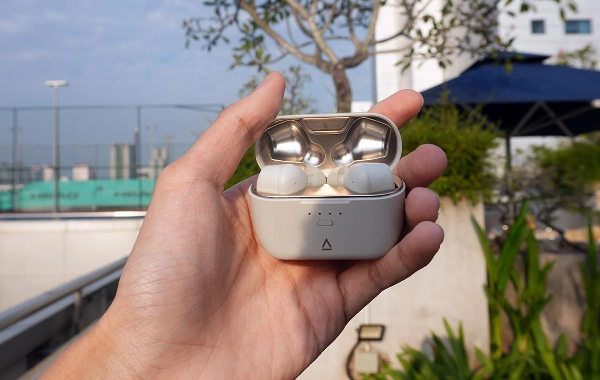 The case is rather large and can’t be easily pocketable as compared to the Airpods Pro or the Sony WF-1000XM5 Photo: HWZ