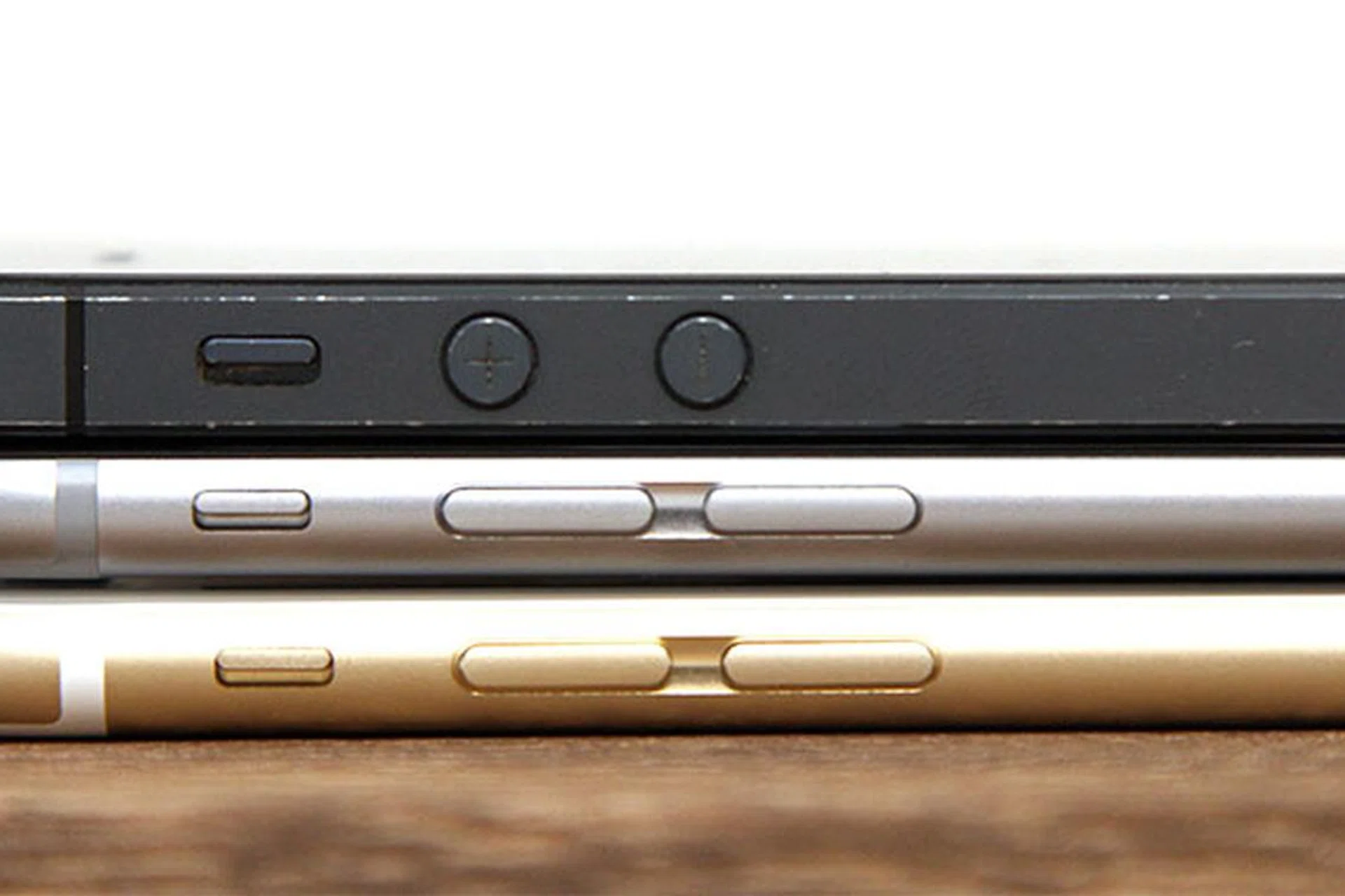 The Apple iPhone 6 (middle) is the thinnest iPhone model to date at 6.9mm. (Photo: HWZ)