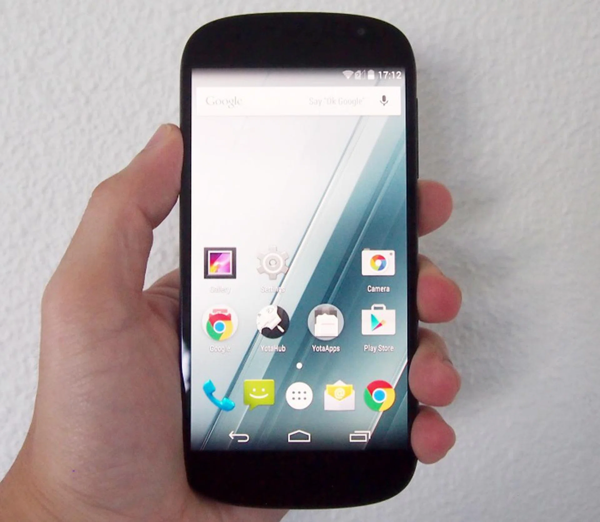 The front design of the YotaPhone 2 is uninspiring as it looks like most of other Android smartphones.