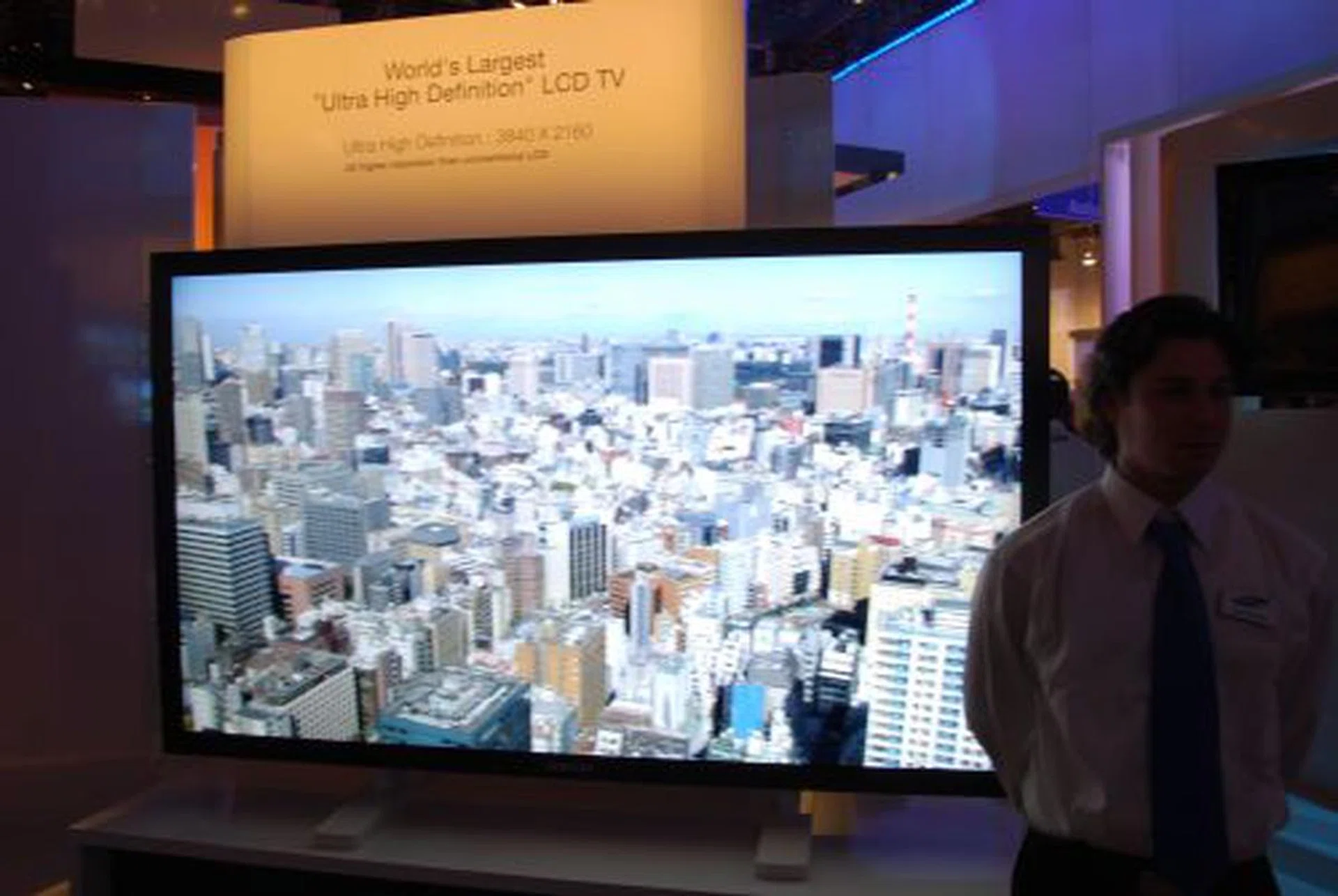  Samsung demonstrated its Ultra High Definition 82-inch TV that outputs video images in the 3840 x 2160 resolution. This is four times the resolution of 1920 x 1080 (Full HD).  