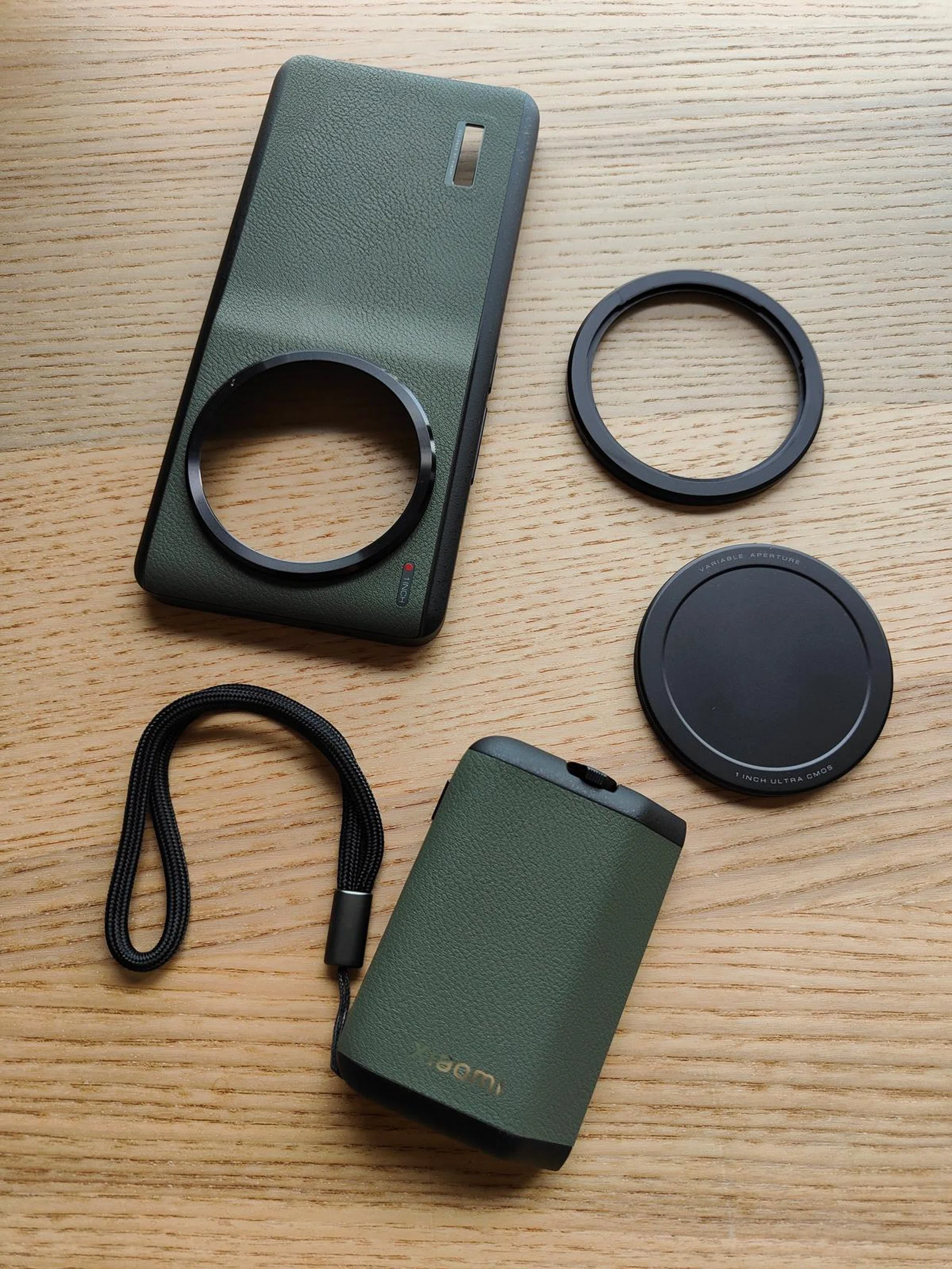 The piece de resistance of the Xiaomi Photography Kit is the grip, which comes in a classy green to match the phone’s vegan leather back.