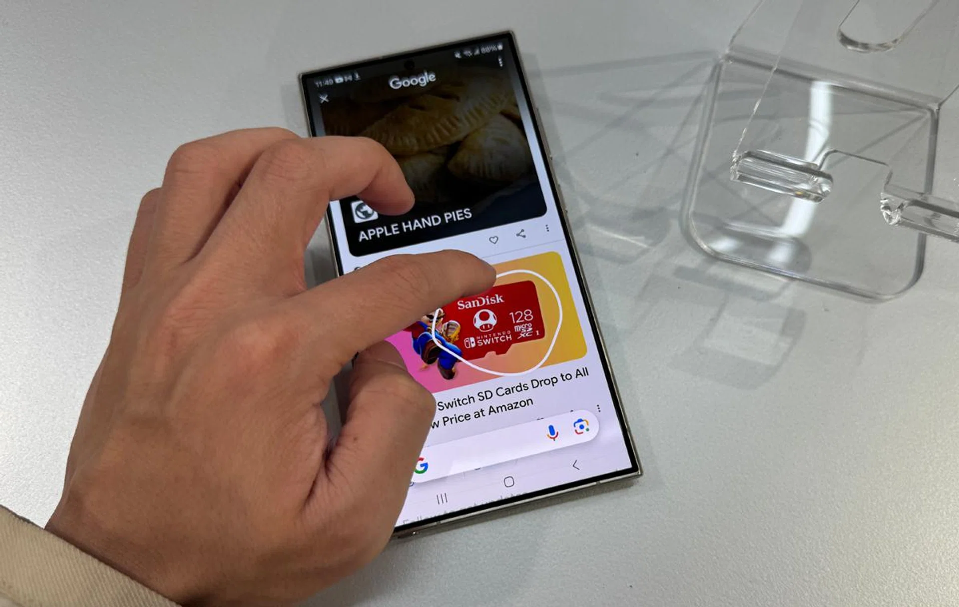 Using Circle to Search with Google via fingers.