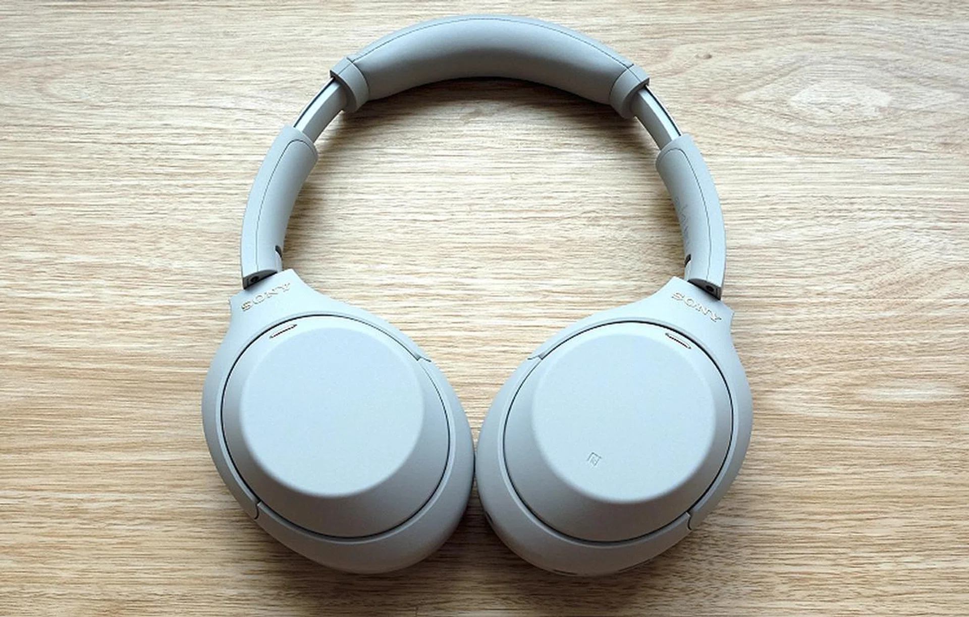 The WH-1000XM4 is Sony's fourth generation flagship wireless headphone with active noise-cancellation.