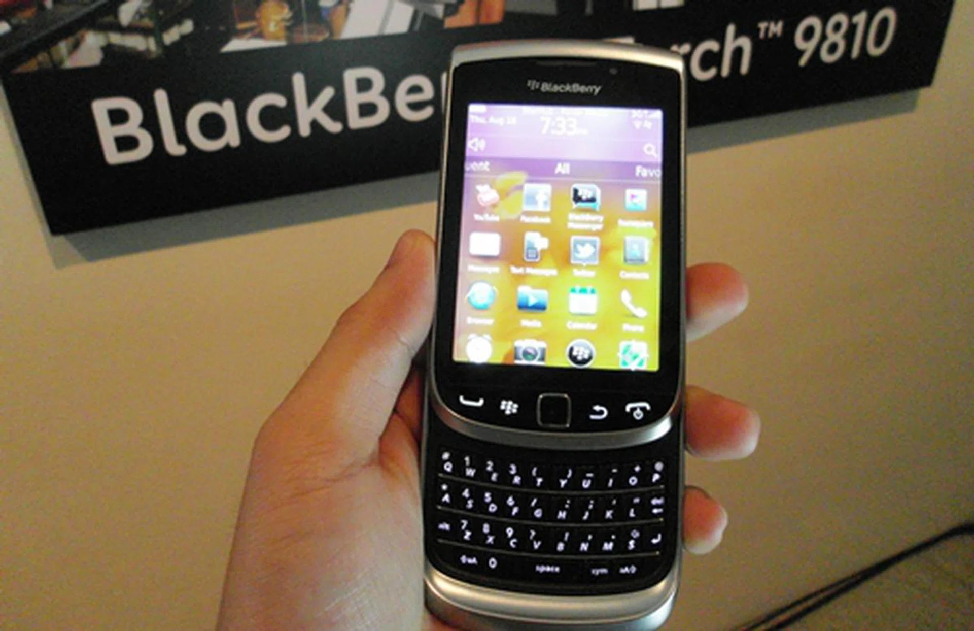 Do not be deceived by the looks of the BlackBerry Torch 9810. Beneath that facade lies a bumped up processor and more RAM to give a smooth user experience on the BlackBerry 7 OS.
