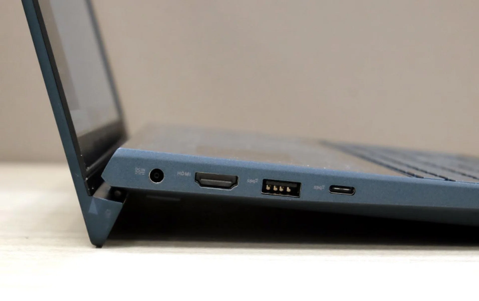 Despite the twin displays, the ZenBook Duo isn't overly thick. Here, you can see its HDMI port, USB-A USB 3.1 Gen 2 port, an USB-C USB 3.1 Gen 2 port.